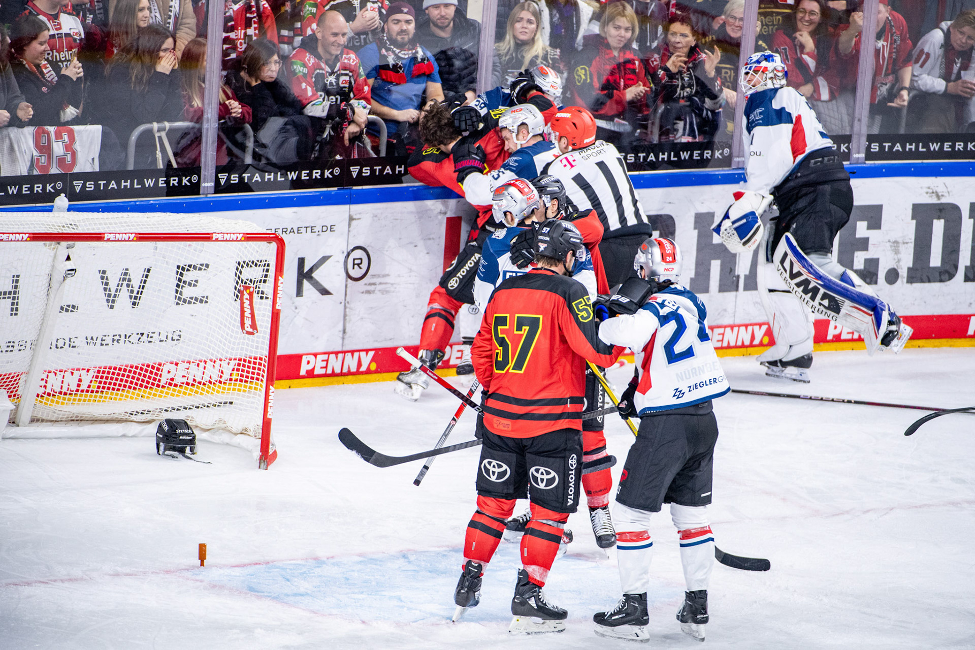 Koelner Haie eine Meinungsverschiedenheit; DEL Kölner Haie - Nürnberg Ice Tigers, 17.12.2023