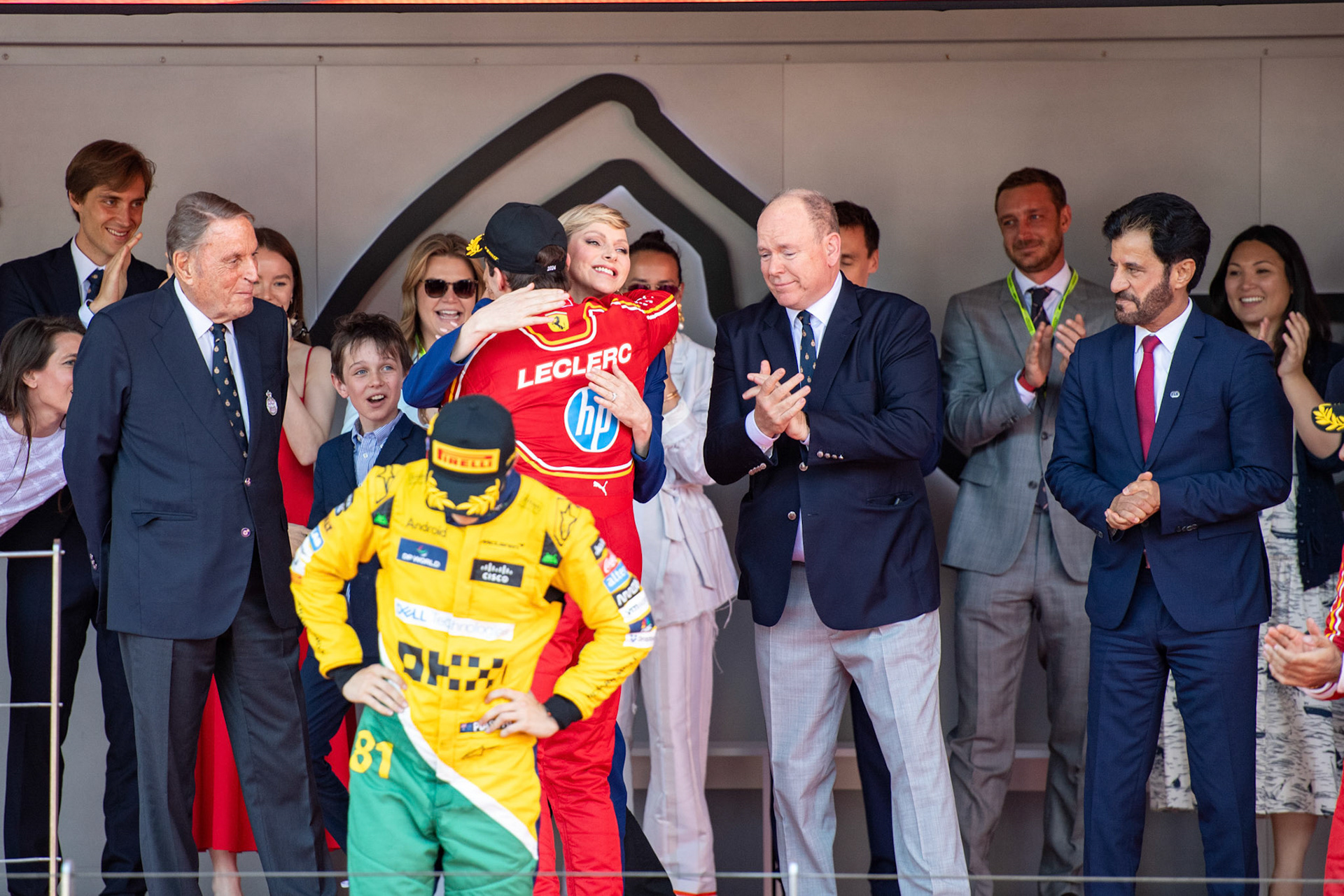 Charlène von Monaco gratuliert Charles Leclerc #16, Scuderia Ferrari zum Sieg. Fürst Albert II. von Monaco und Mohammed bin Sulayem, Präsident der FIA; Formel1 GP Monaco Sonntag, 26.05.2024