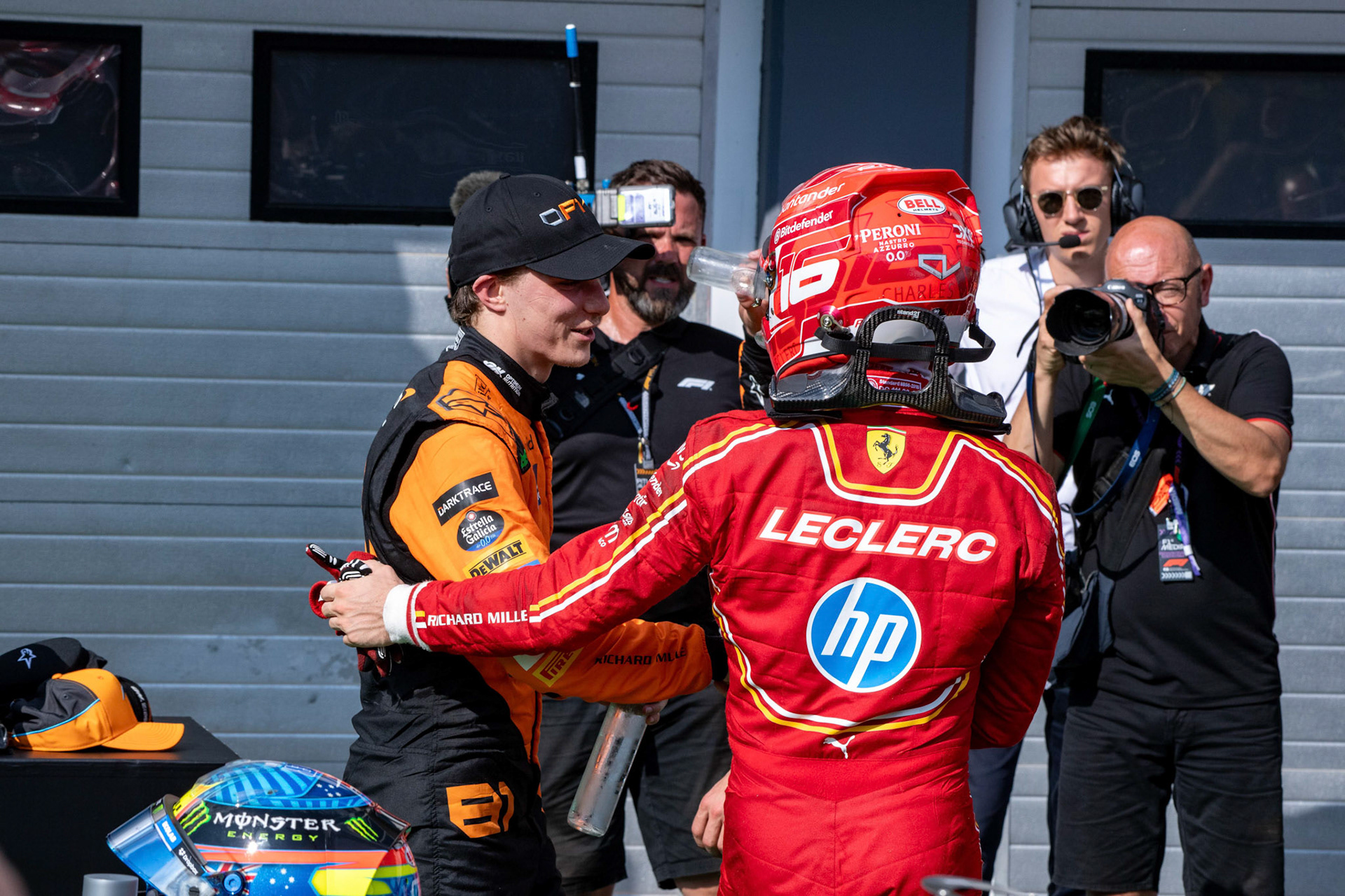 Charles Leclerc #16, Scuderia Ferrari gratuliert Oscar Piastri #81, McLaren Formula 1 Team zum ersten Sieg in der Formel 1;Formel 1 Budapest / Ungarn