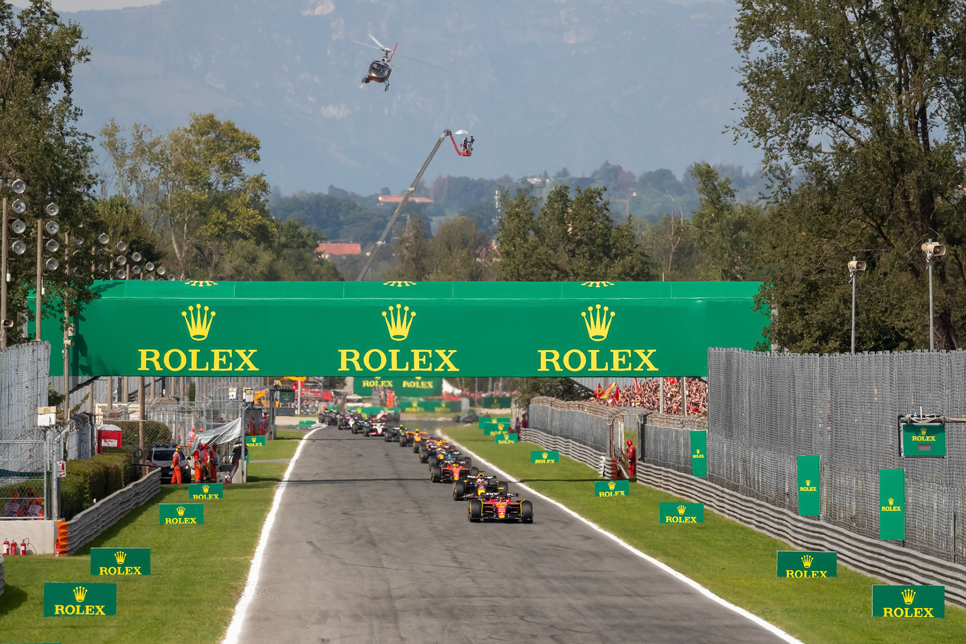 Rennstart, Carlos Sainz fuehrt das Renenn an; Formel 1 GP Italien / Monza. Sonntag, 03.09.2023