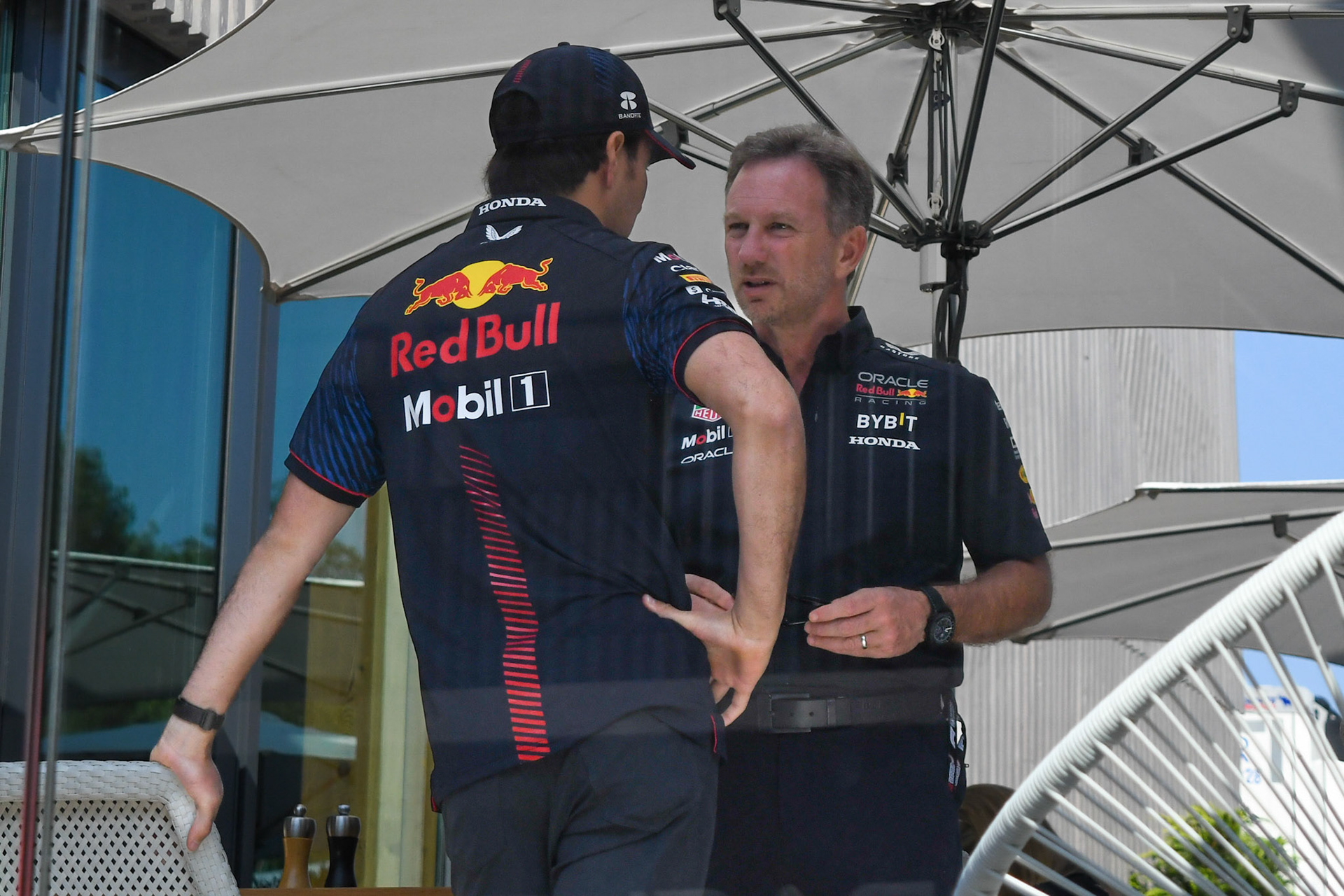 Christian Horner im Gespräch mit Sergio Perez, Red Bull Racing; Formel 1 GP Barcelona. Samstag 03.06.2023