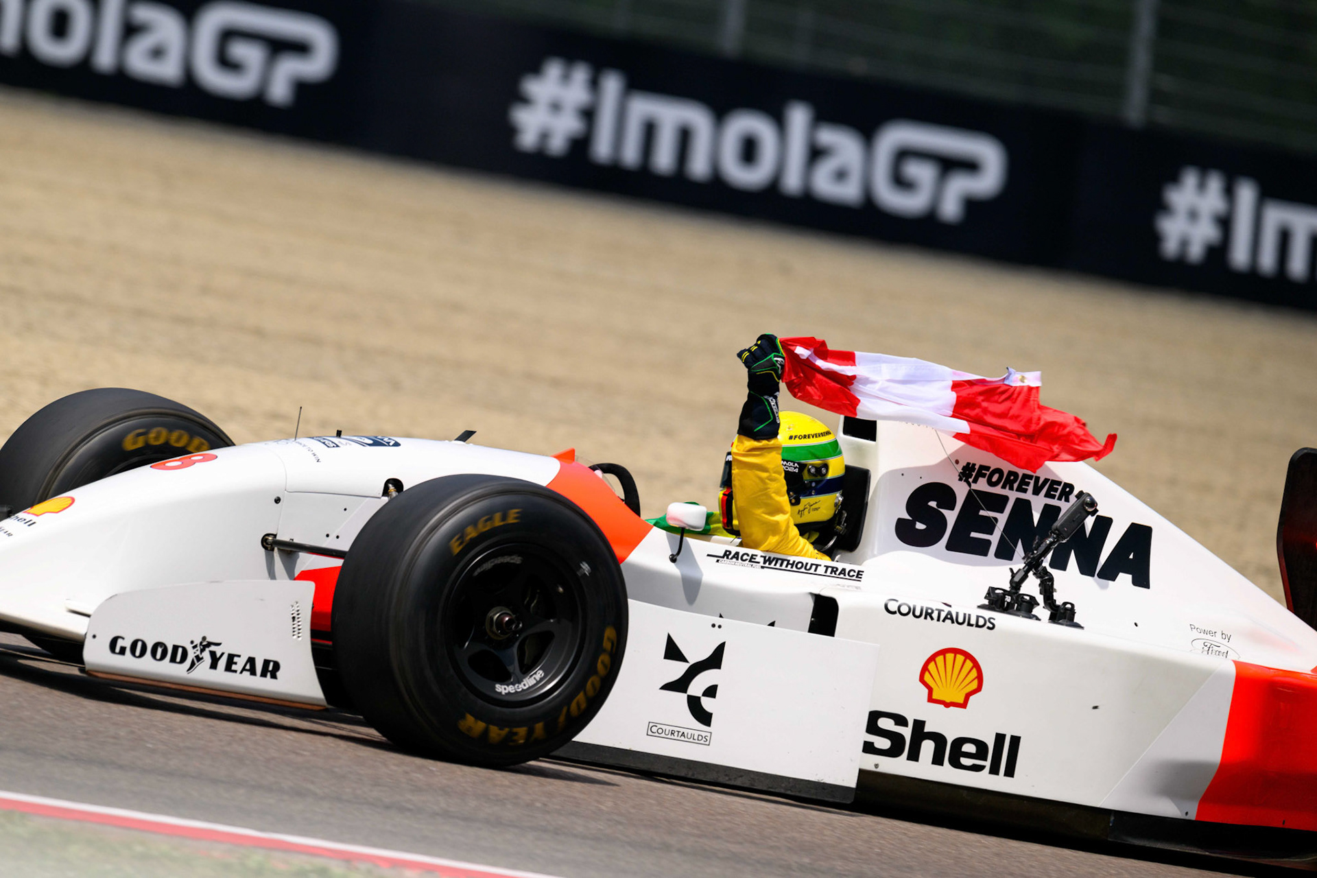Sebastian Vettel in Ayrton Sennas McLaren MP4/8 aus dem Jahr 1993; F1 GP Imola / Italien Sonntag, 19.05.2024