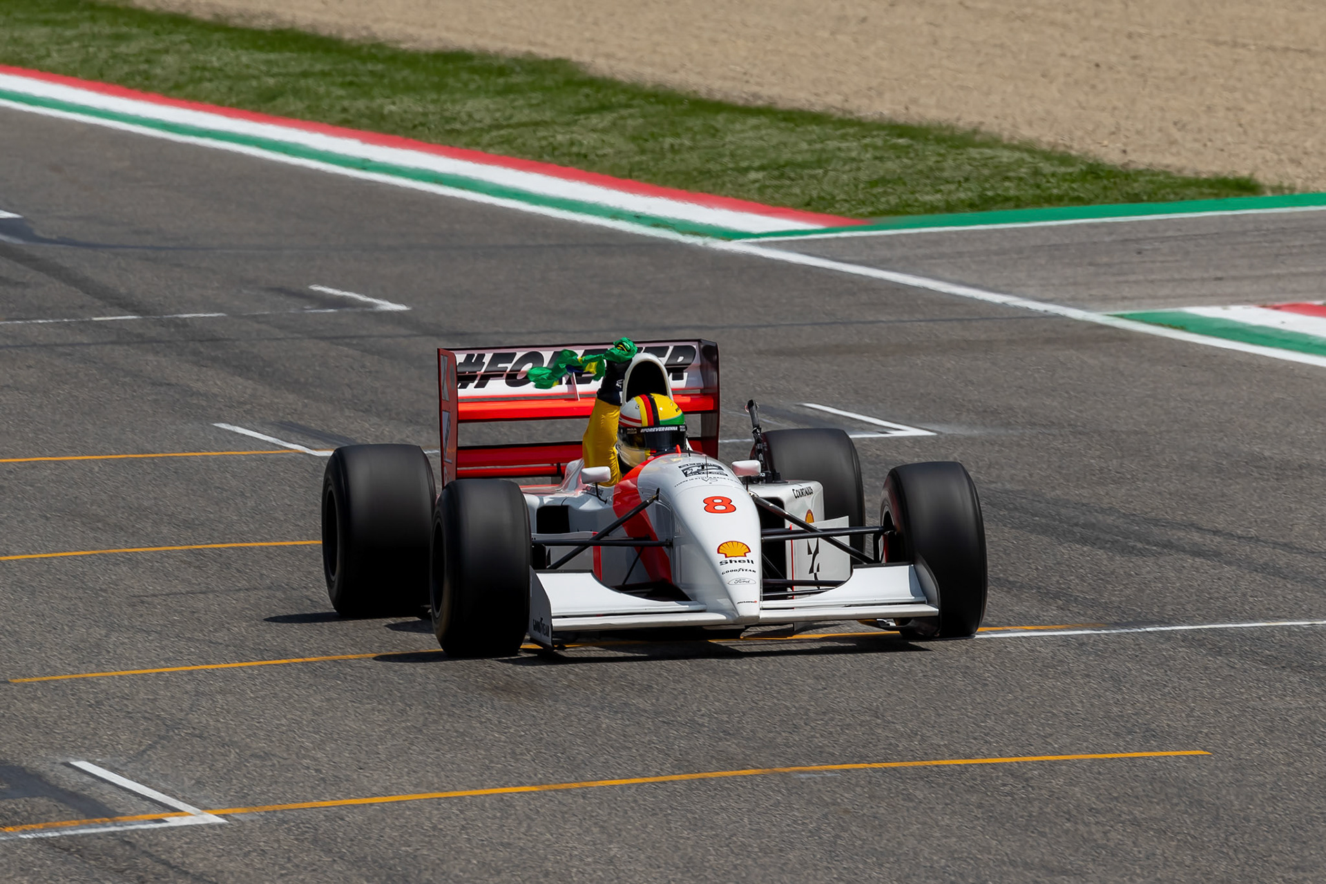 Sebastian Vettel in Ayrton Senna´s McLaren MP4/8 aus dem Jahr 1993; F1 GP Imola / Italien Sonntag, 19.05.2024