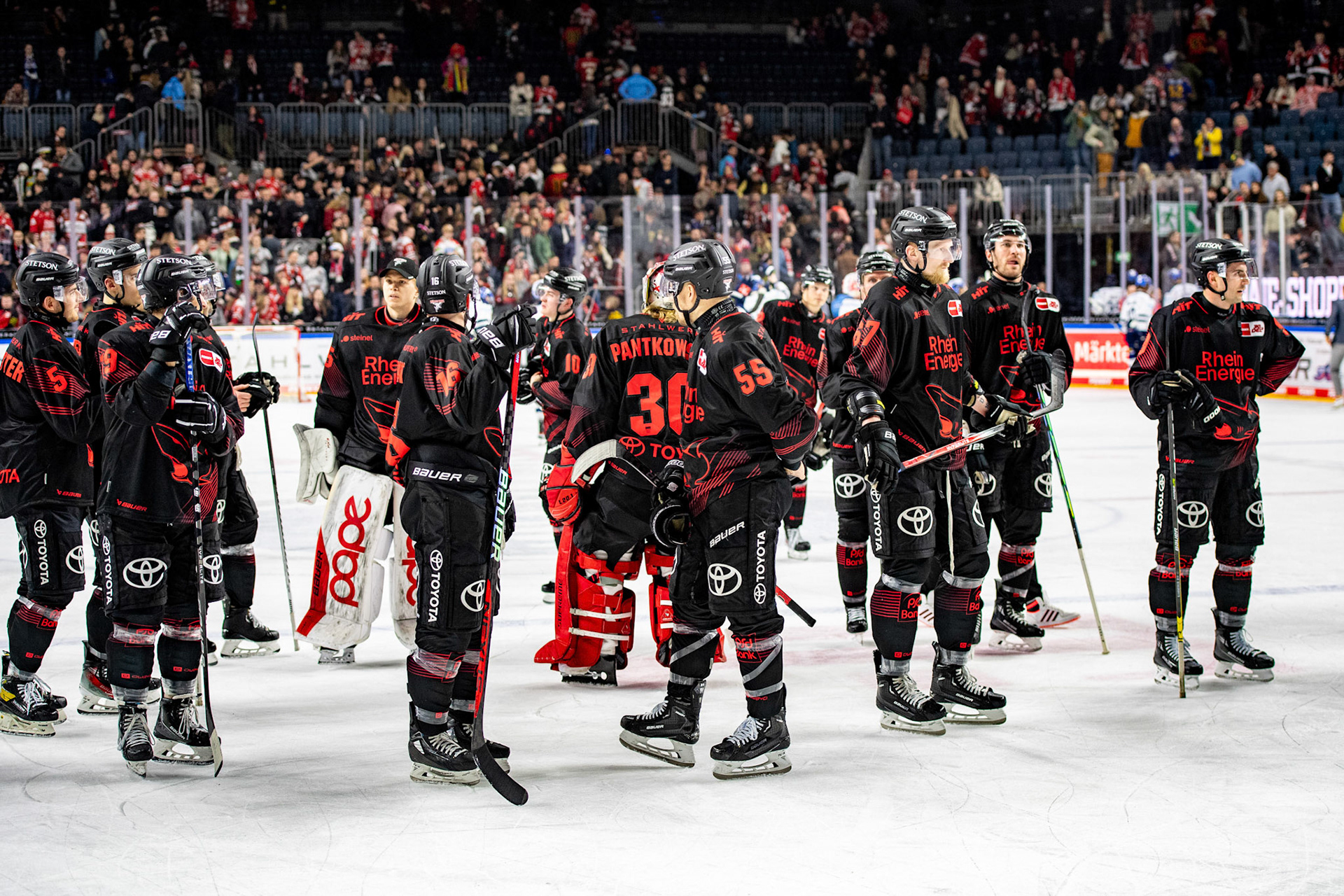 Enttäuschte Kölner Haie nach der Niederlage gegen die Iserlohn Roosters; DEL Kölner Haie - Iserlohn Roosters, 13.02.2024