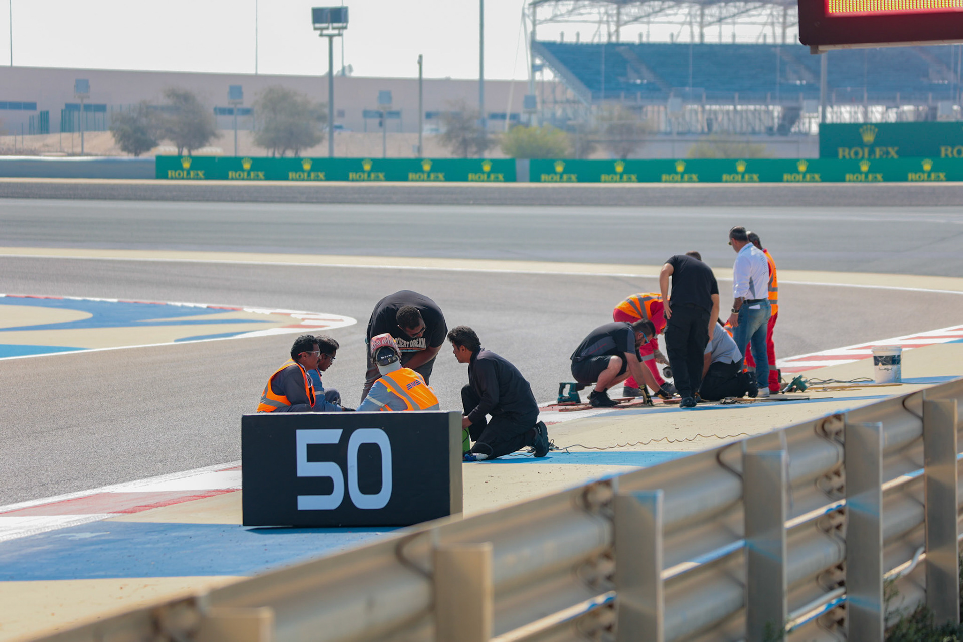 Streckenreparatur in Bahrain; Formel 1 Pre-Season Tests Bahrain. Freitag, 23.02.2024