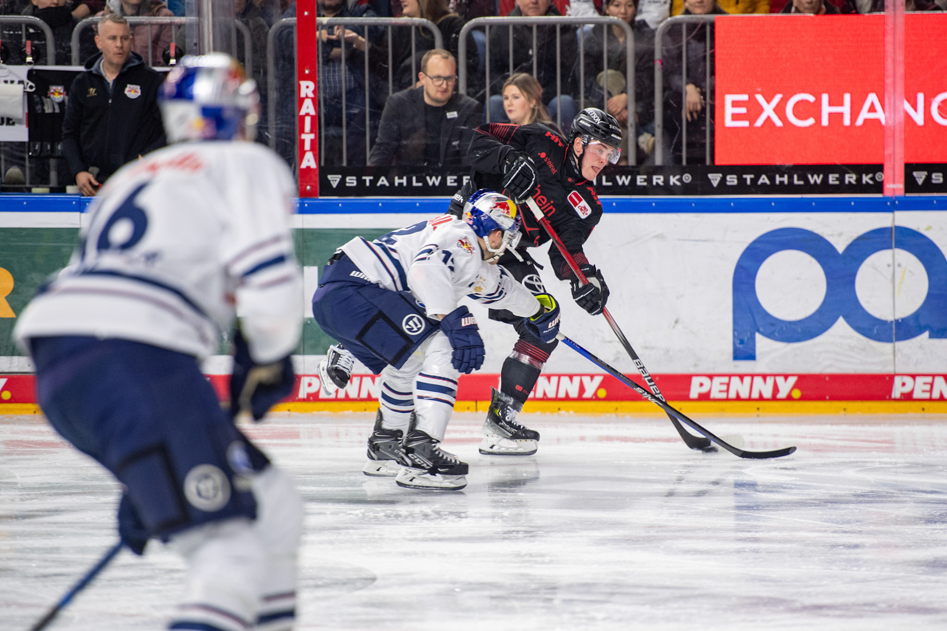 Justin Schuetz und Benjamin Smith; DEL Kölner Haie - EHC Red Bull München, 05.01.2024