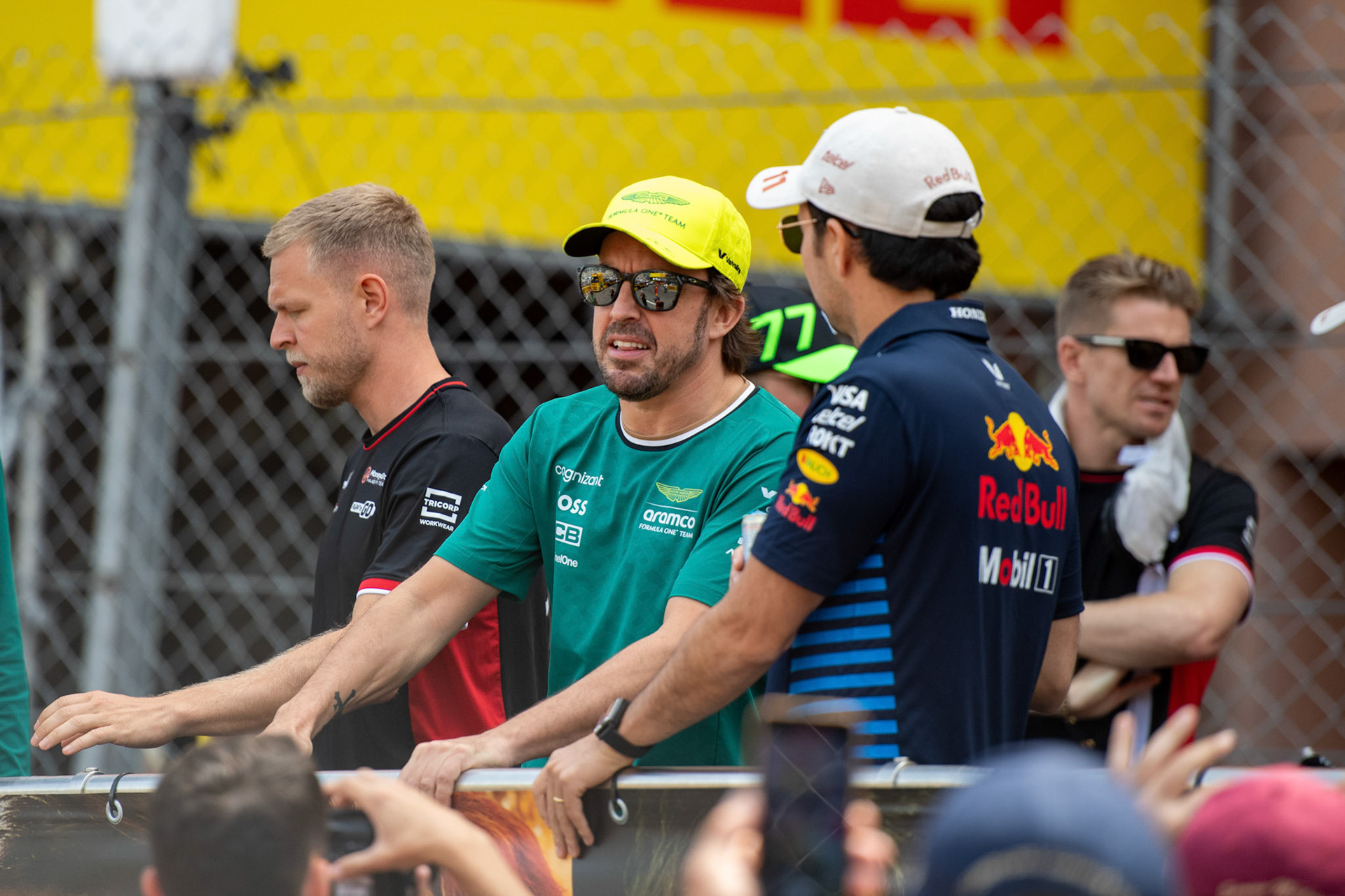 Fernando Alonso #14, Aston Martin Aramco F1 Team und Sergio Perez #11, Oracle Red Bull Racing und Kevin Magnussen #20, MoneyGram Haas F1 Team; Formel1 GP Monaco Sonntag, 26.05.2024