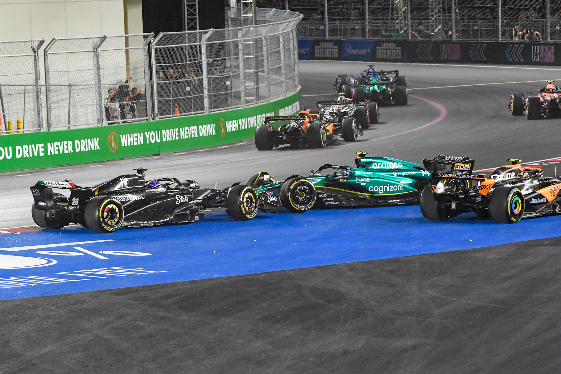 Crash beim Rennstart; Formel 1 GP USA Las Vegas. Sonntag 19.11.2023