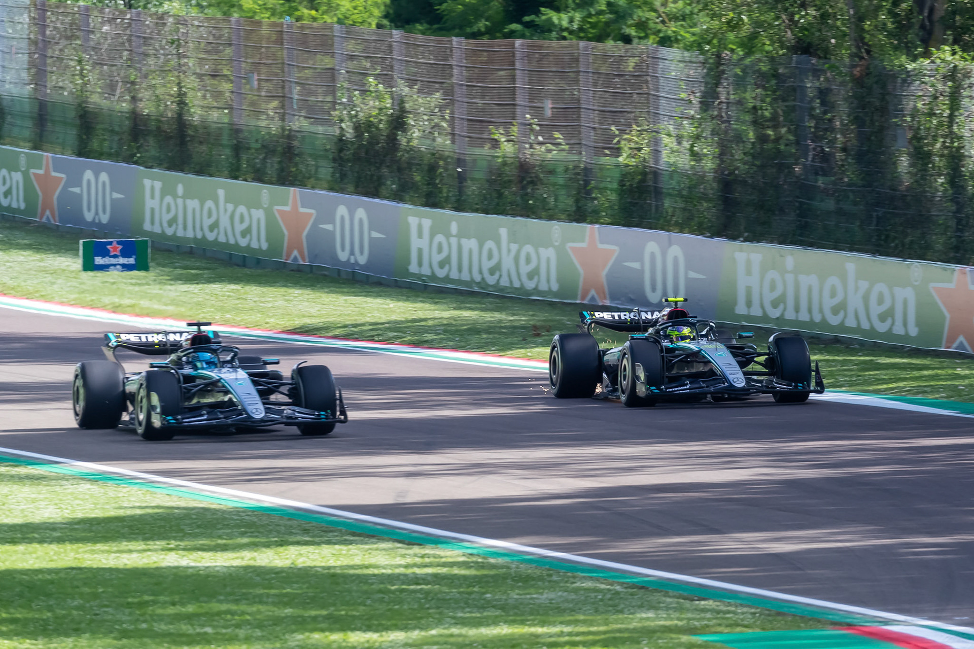 George Russell #63, Mercedes-AMG Petronas F1 Team und Lewis Hamilton #44, Mercedes-AMG Petronas F1 Team; F1 GP Imola / Italien Freitag, 17.05.2024