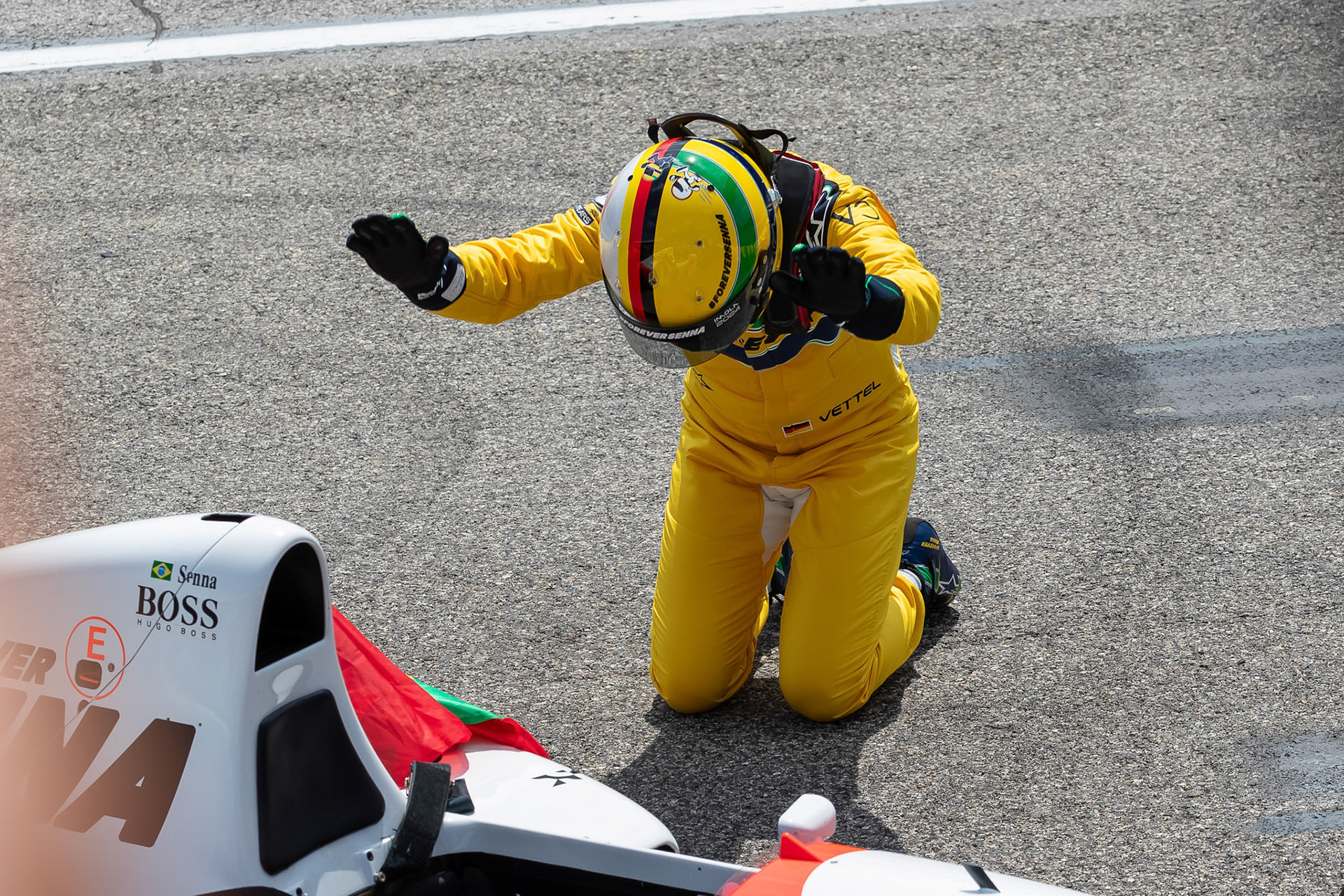Sebastian Vettel in Ayrton Senna´s McLaren MP4/8 aus dem Jahr 1993; F1 GP Imola / Italien Sonntag, 19.05.2024