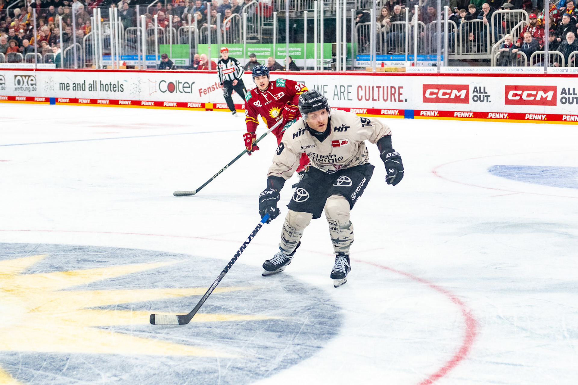 Frederik Storm im Zweikampf mit Jakub Borzecki; DEL Düsseldorfer EG - Kölner Haie, 25.02.2024