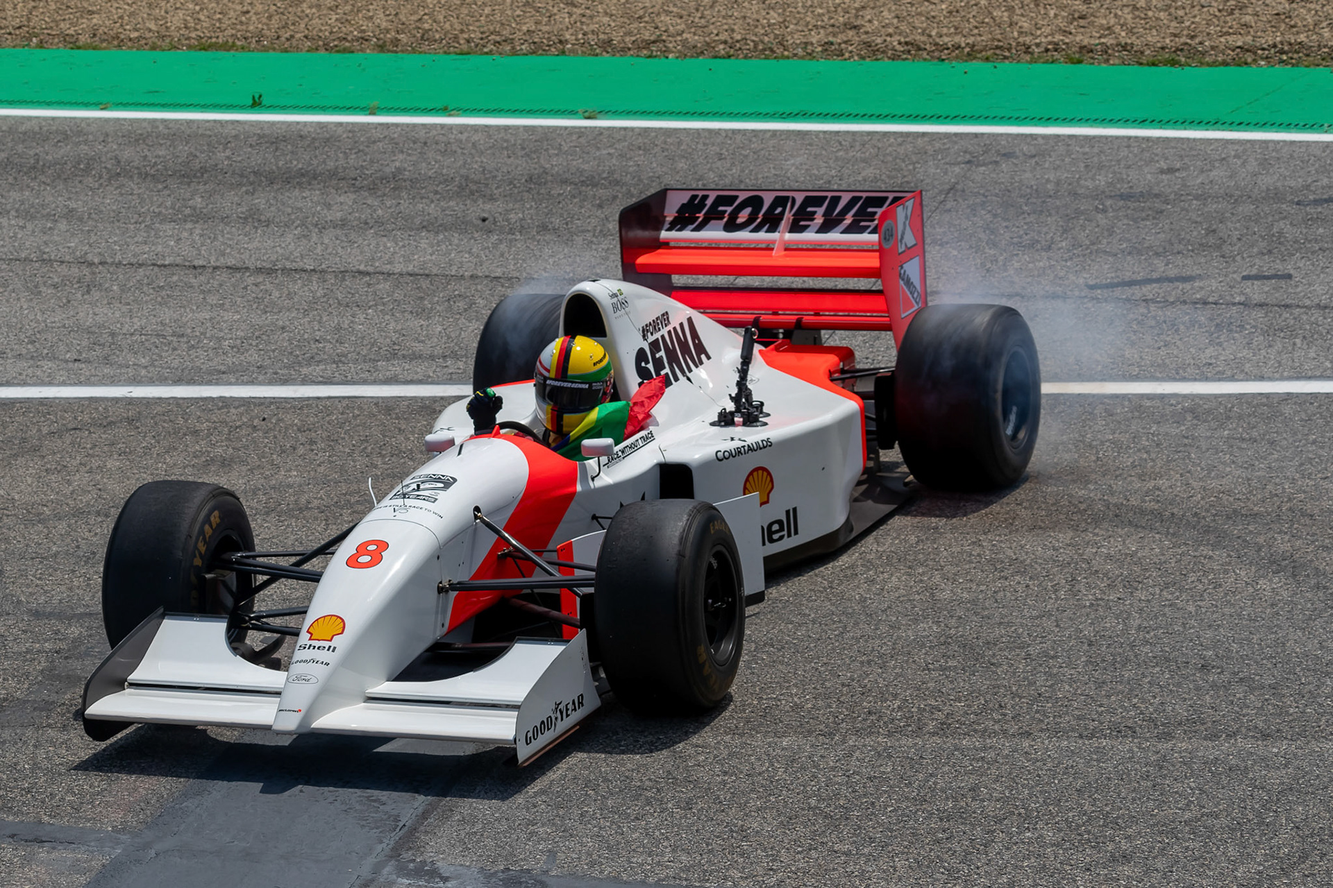 Sebastian Vettel in Ayrton Senna´s McLaren MP4/8 aus dem Jahr 1993; F1 GP Imola / Italien Sonntag, 19.05.2024