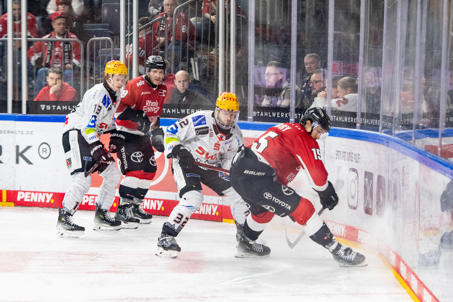 Louis Marc Aubry im Zweikampf mit Nicolas Appendino; DEL Kölner Haie - Fishtown Pinguins Bremerhaven, 30.01.2024
