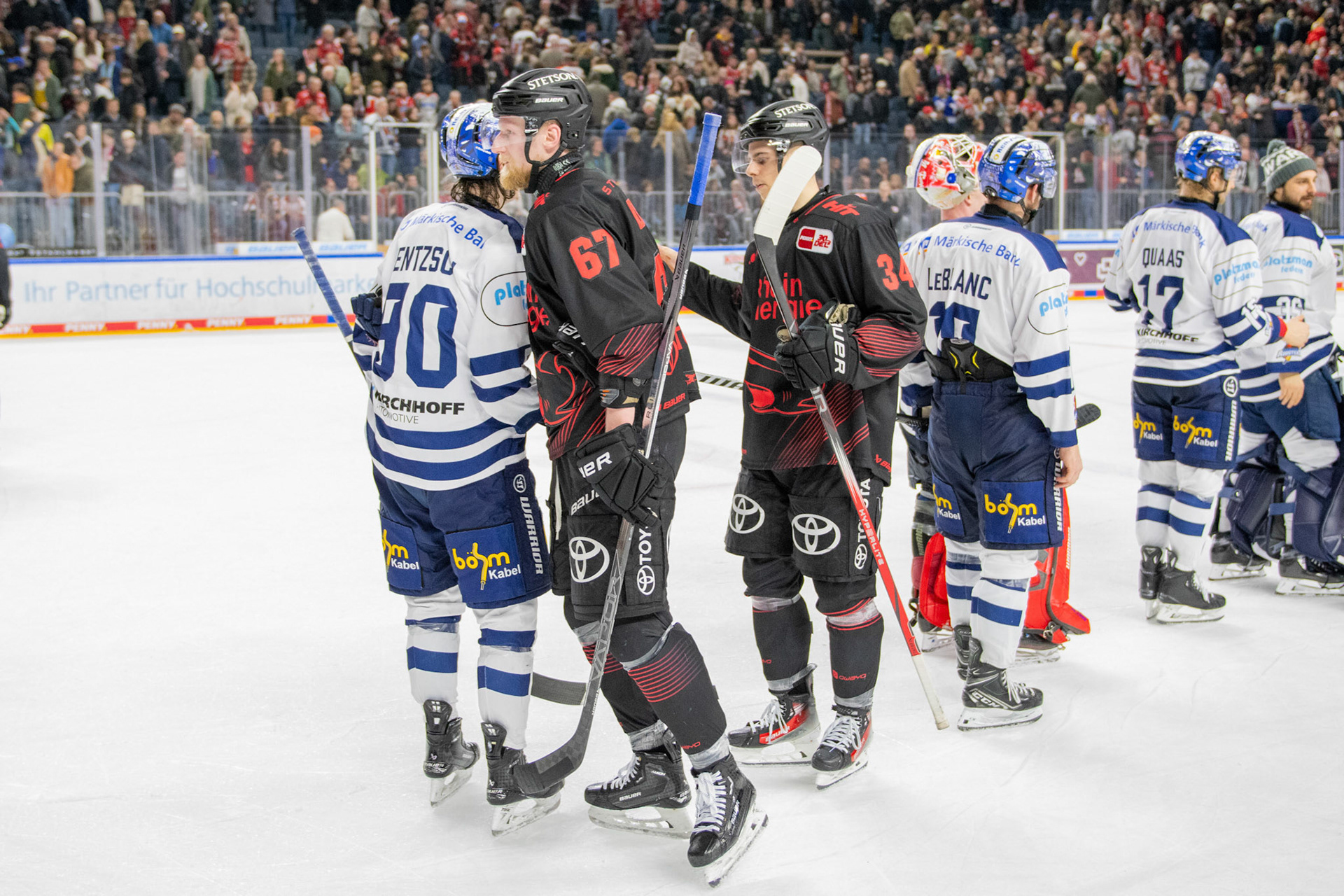 Stanislav Dietz unbd Elias Lindner gratulieren den Iserlohn Roosters zum heuteigen Sieg. Taro Jentzsch, Drew Leblanc, Emil Quaas; DEL Kölner Haie - Iserlohn Roosters, 02.01.2024