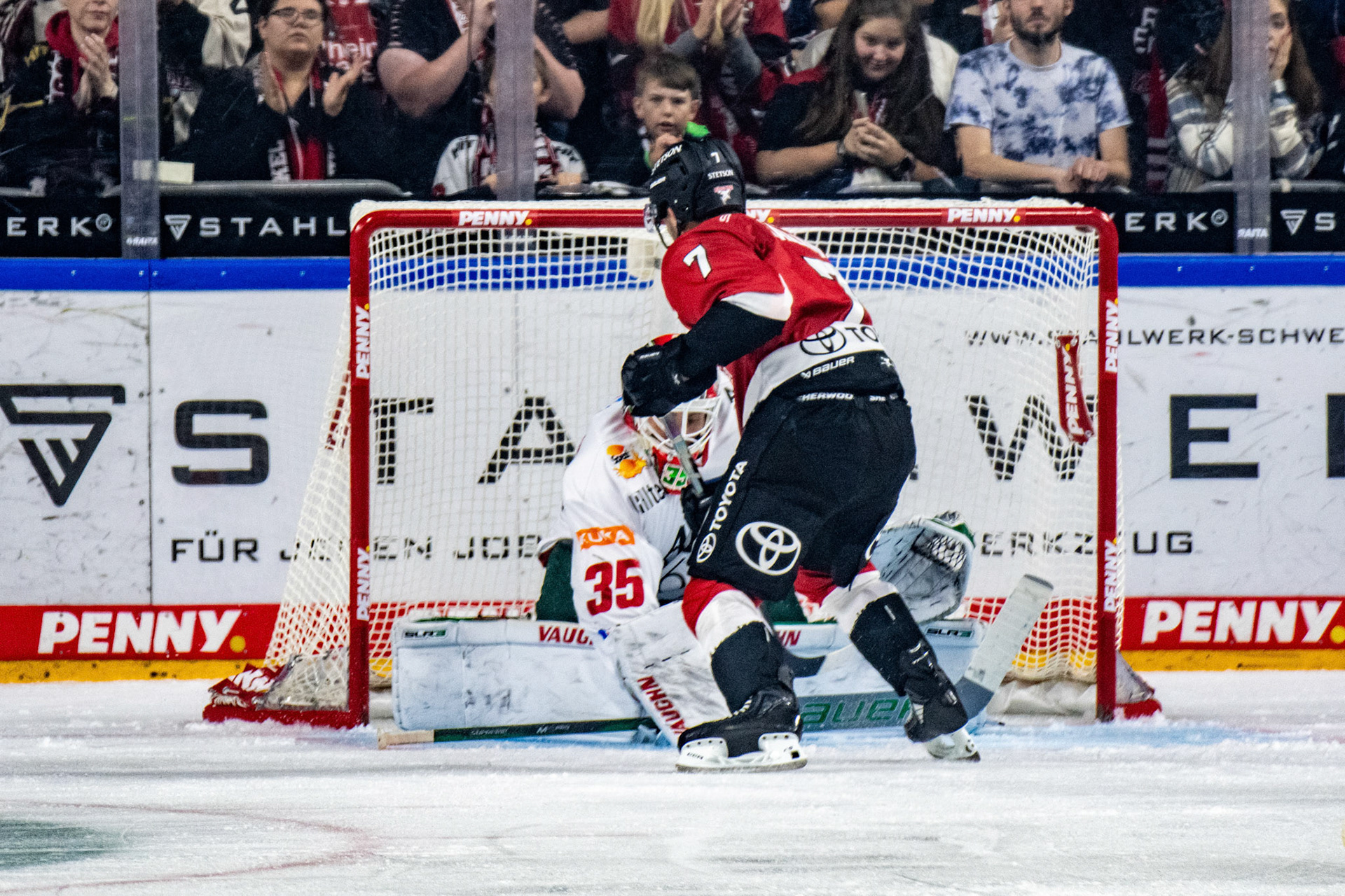 Nicholas Bailen zum Torschuss gegen Markus Keller; DEL Kölner Haie - Augsburger Panther, 03.10.2023