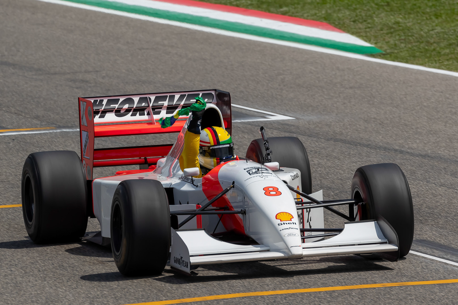 Sebastian Vettel in Ayrton Senna´s McLaren MP4/8 aus dem Jahr 1993; F1 GP Imola / Italien Sonntag, 19.05.2024