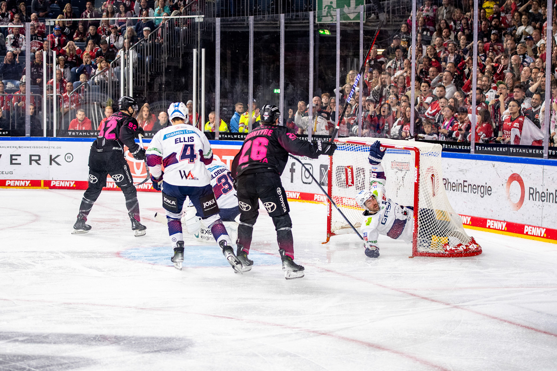 David Mcintyre beim Torschuss; DEL Kölner Haie - Eisbaeren Berlin, 06.10.2023