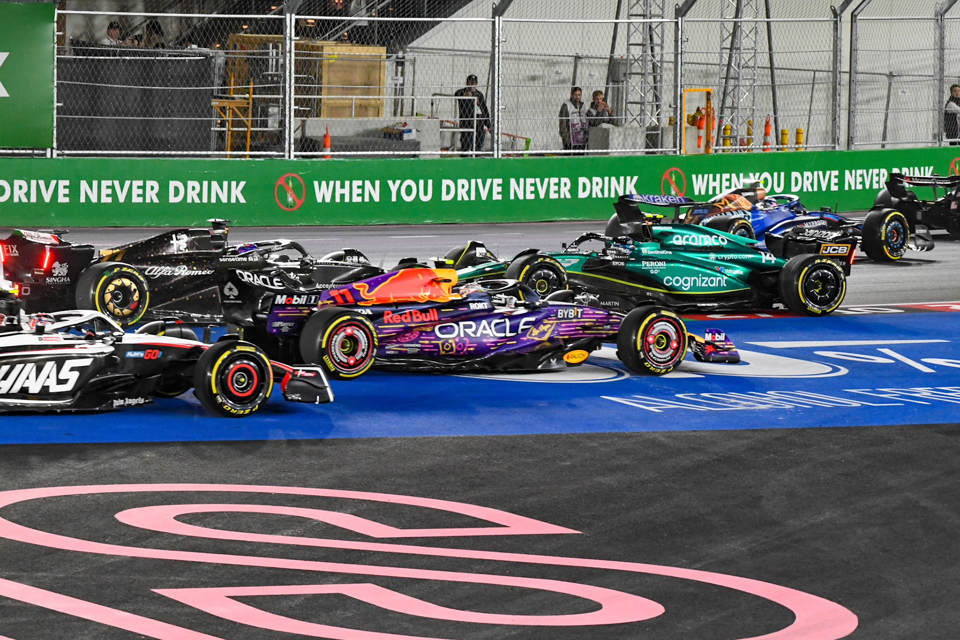 Crash beim Rennstart; Formel 1 GP USA Las Vegas. Sonntag 19.11.2023