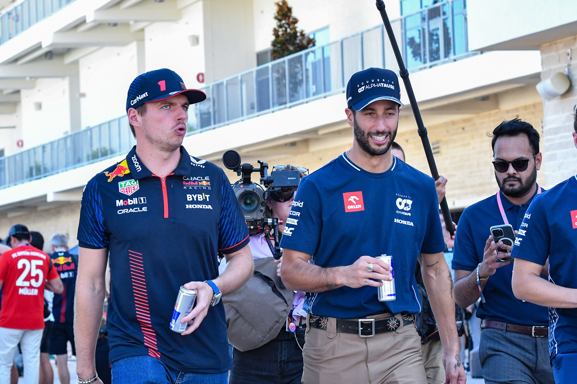 Max Verstappen (NED) Red Bull Racing und Daniel Ricciardo (AUS) Scuderia Alpha Tauri;Formel 1 GP USA Austin Texas. Freitag 20.10.2023