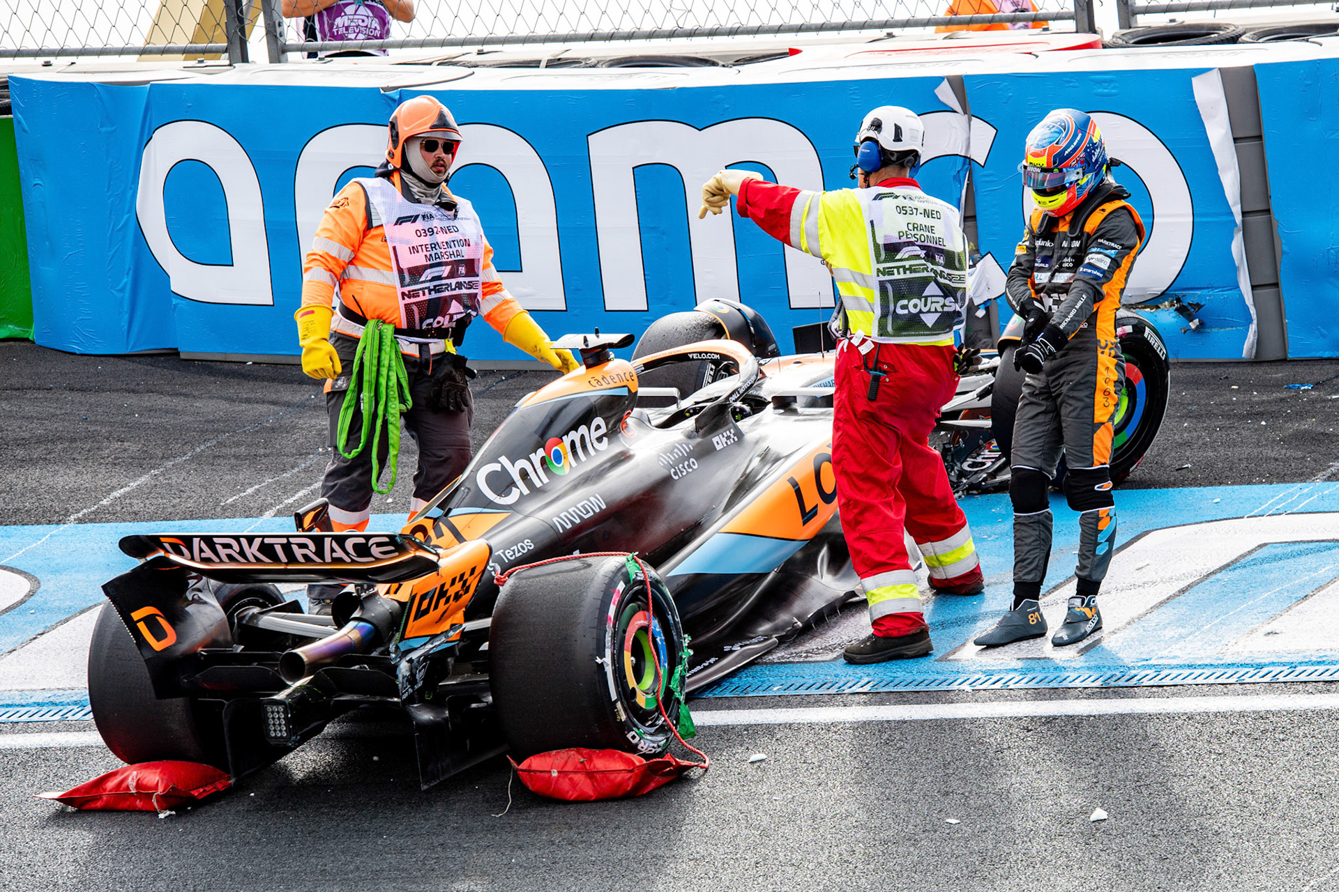 Unfall zwischen Daniel Ricciardo und Oscar Piastri in FP2; Formel 1 GP Holland / Zandvoort. Freitag, 25.08.2023
