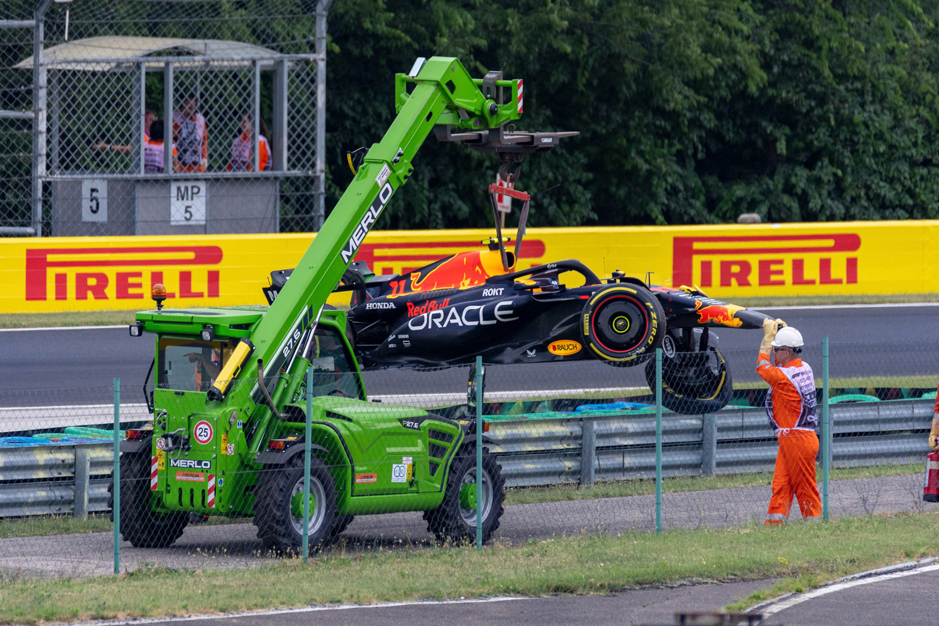 Sergio Perez Crash, Red Bull Racing; Formel 1 GP Budapest / Ungarn. Feitag, 21.07.2023