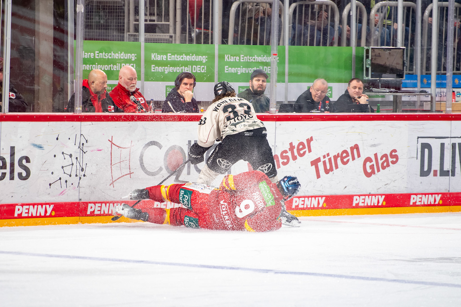 Tim Wohlgemuth im Zweikampf mit Adam Peyerl; DEL Düsseldorfer EG - Kölner Haie, 25.02.2024
