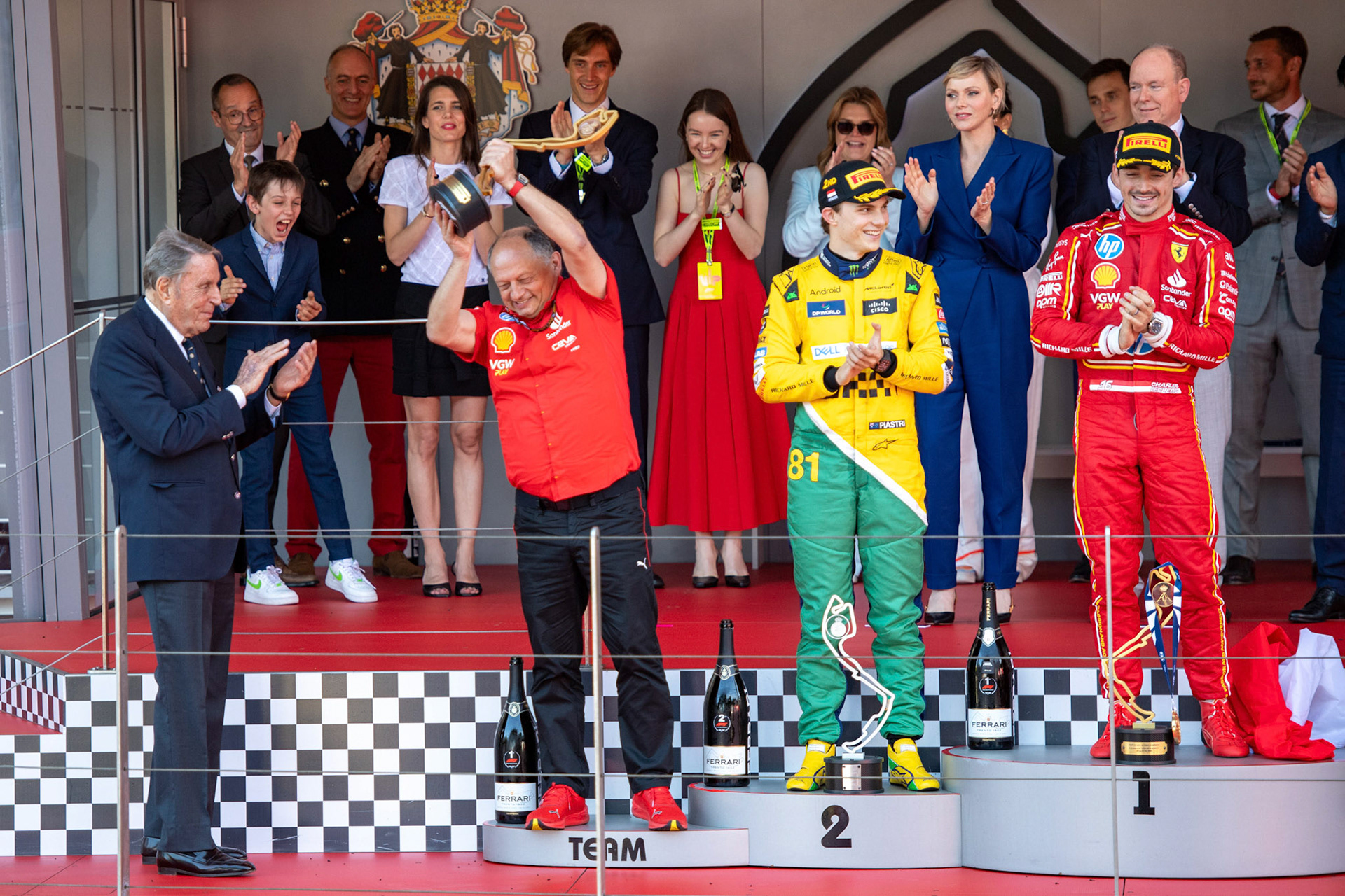 Frederic Vasseur, Teamchef Scuderia Ferrari jubelt. Oscar Piastri #81, McLaren Formula 1 Team und Charles Leclerc #16, Scuderia Ferrari; Formel1 GP Monaco Sonntag, 26.05.2024