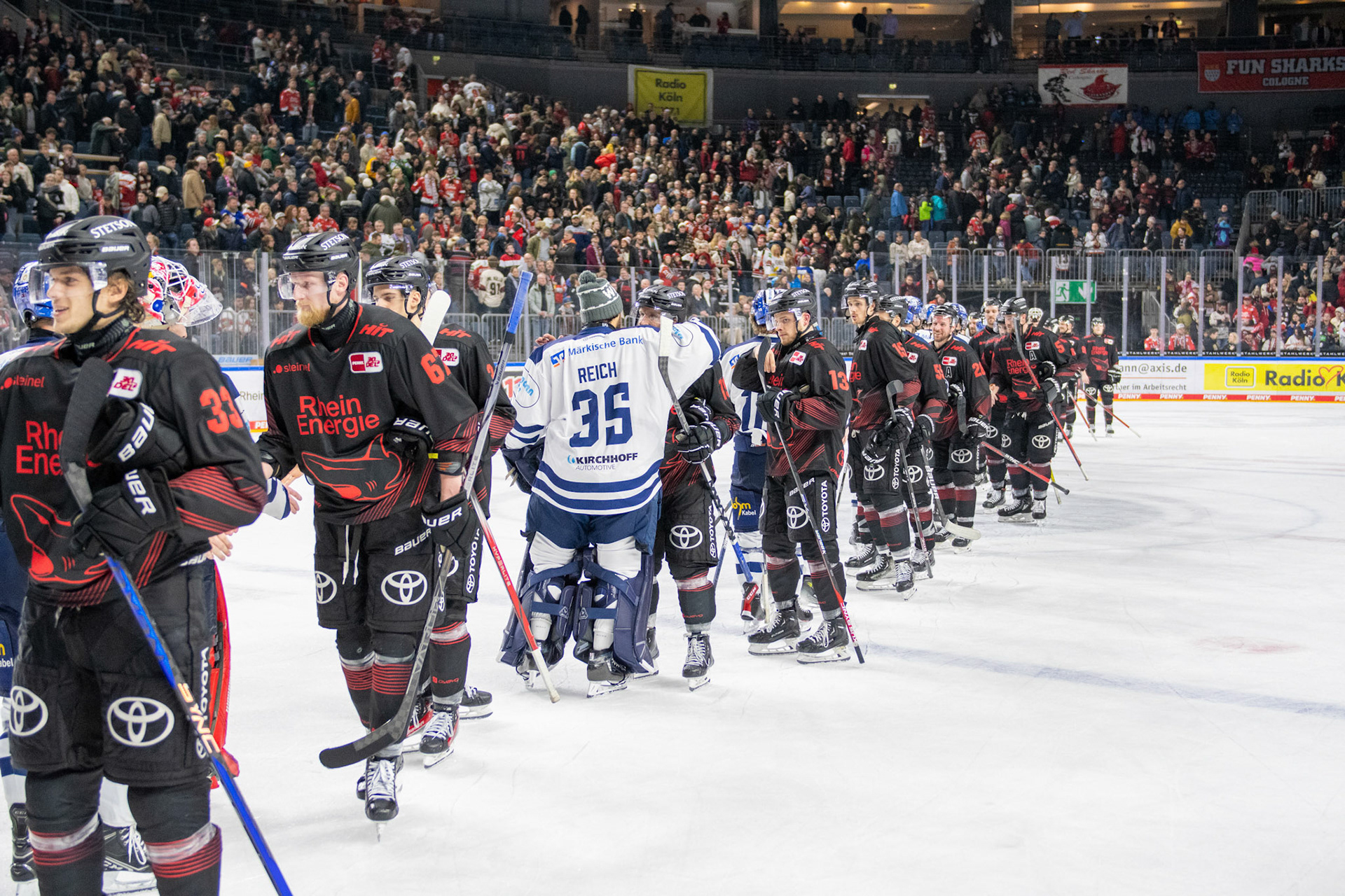 Die Kölner Haie gratulieren den Iserlohn Roosters zum heutigen Sieg. Tim Wohlgemuth, Stanislav Dietz, Kevin Reich; DEL Kölner Haie - Iserlohn Roosters, 02.01.2024