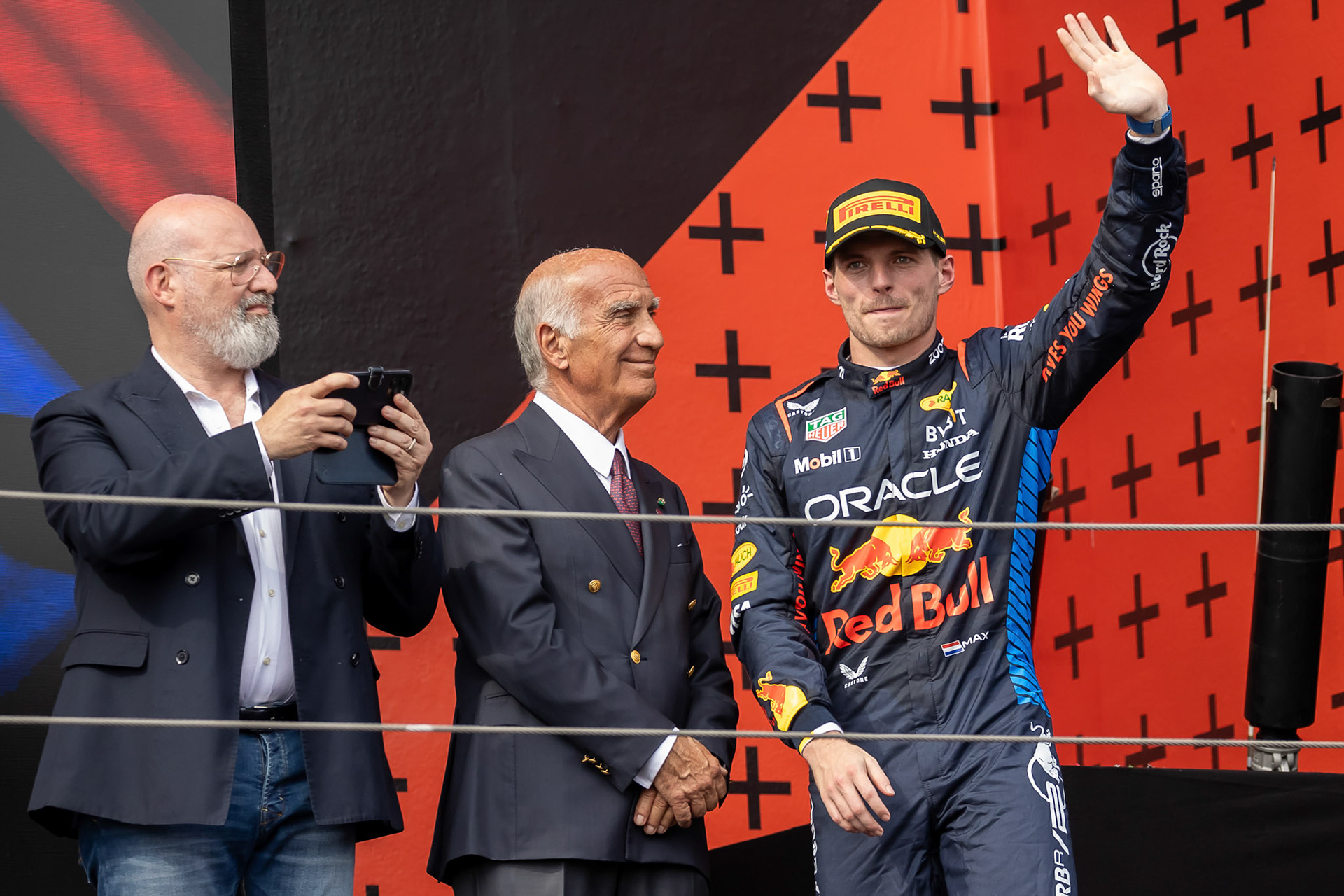 Max Verstappen #1, Oracle Red Bull Racing, Angelo Sticchi Damiani auf dem Podium.; F1 GP Imola / Italien Sonntag, 19.05.2024