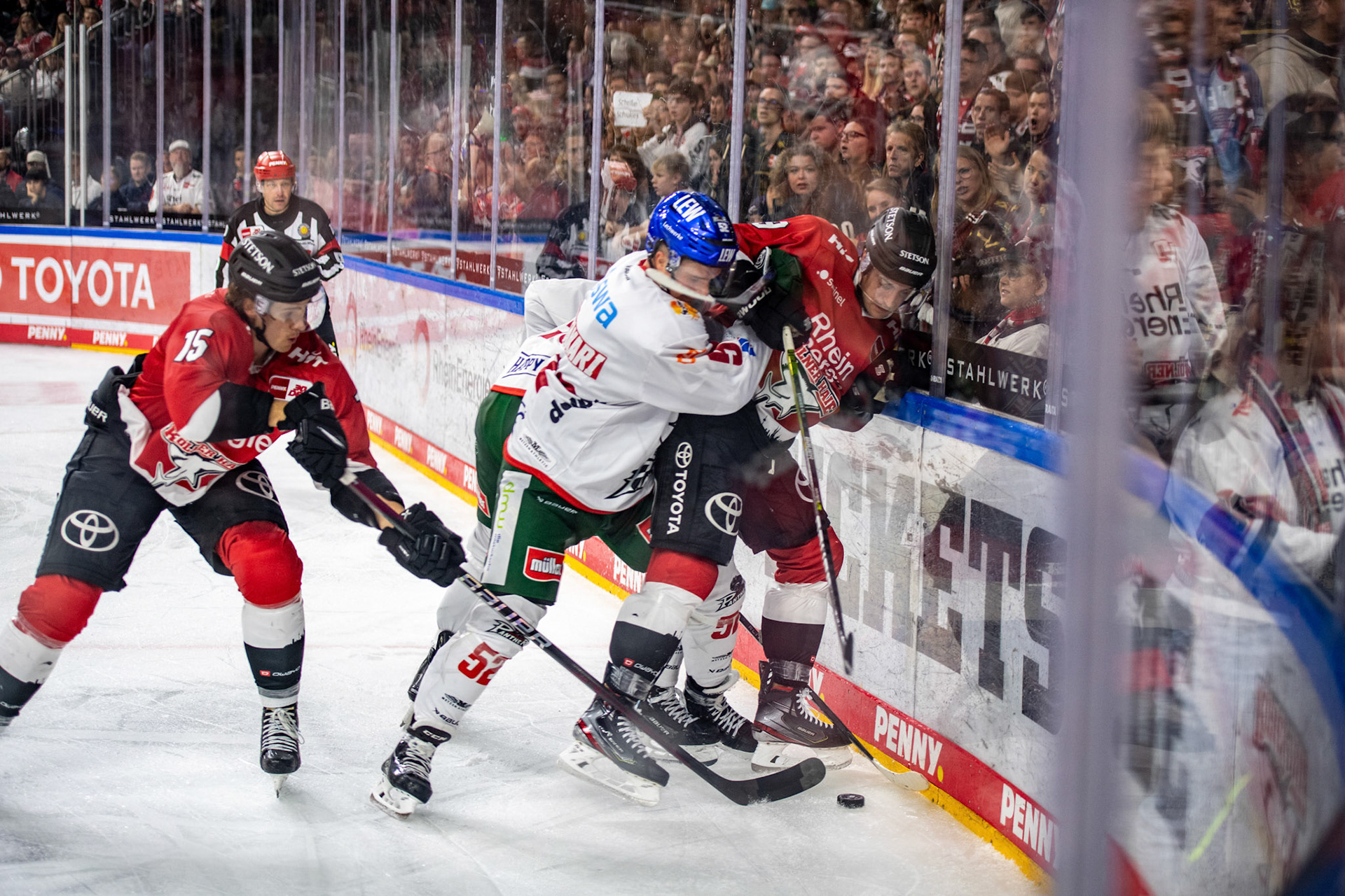 Otso Rantakari gegen Maximilian Kammerer; DEL Kölner Haie - Augsburger Panther, 03.10.2023