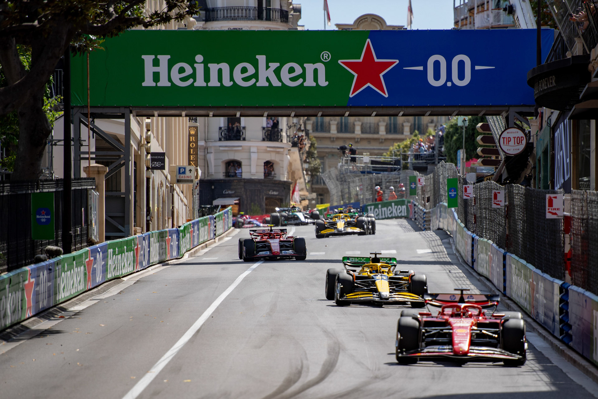 Rennstart. Charles Leclerc #16, Scuderia Ferrari und Oscar Piastri #81, McLaren Formula 1 Team; Formel1 GP Monaco Sonntag, 26.05.2024