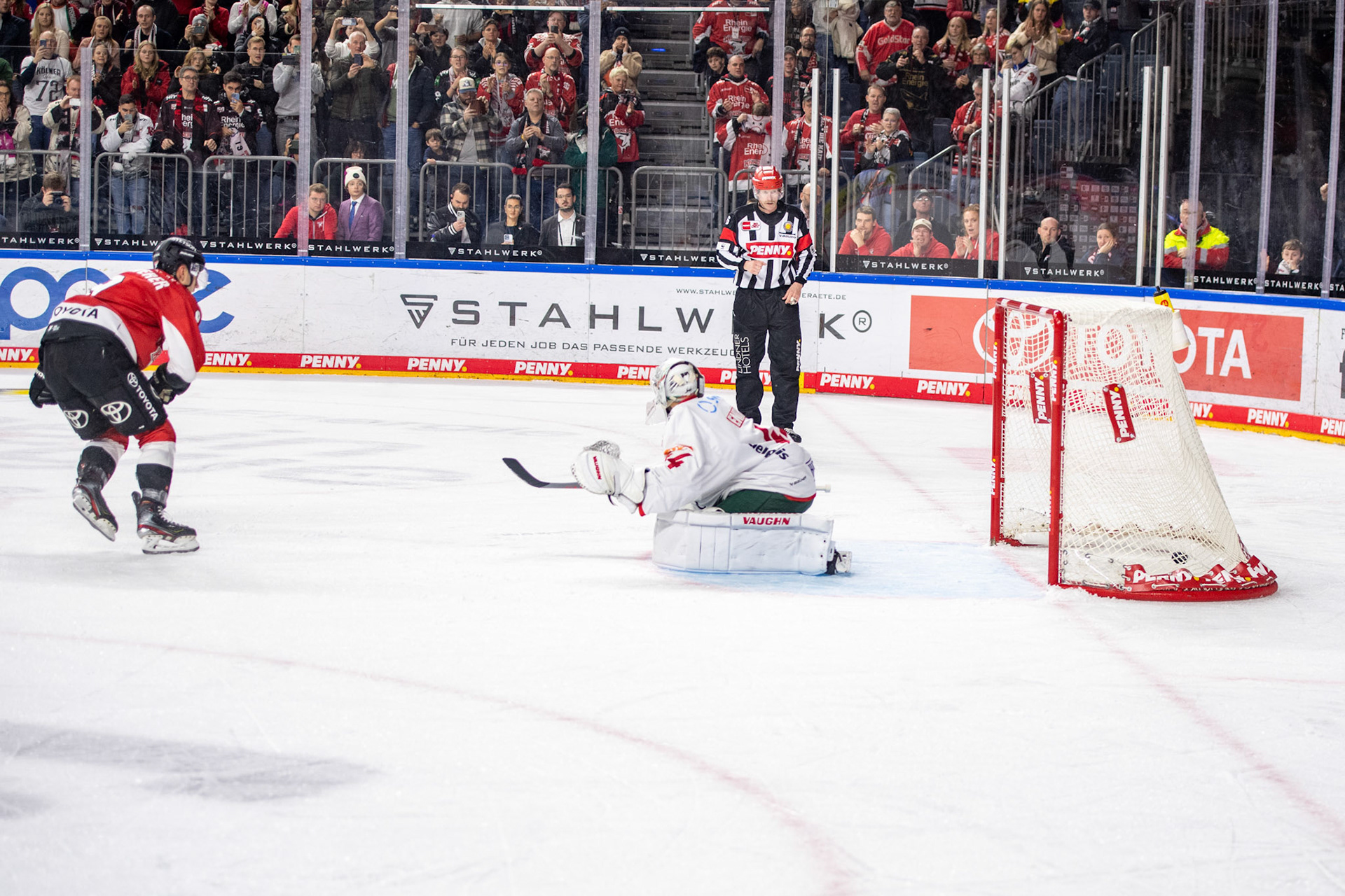 Maximilian Kammerer beim Torschuss; DEL Kölner Haie - Augsburger Panther, 19.11.2023