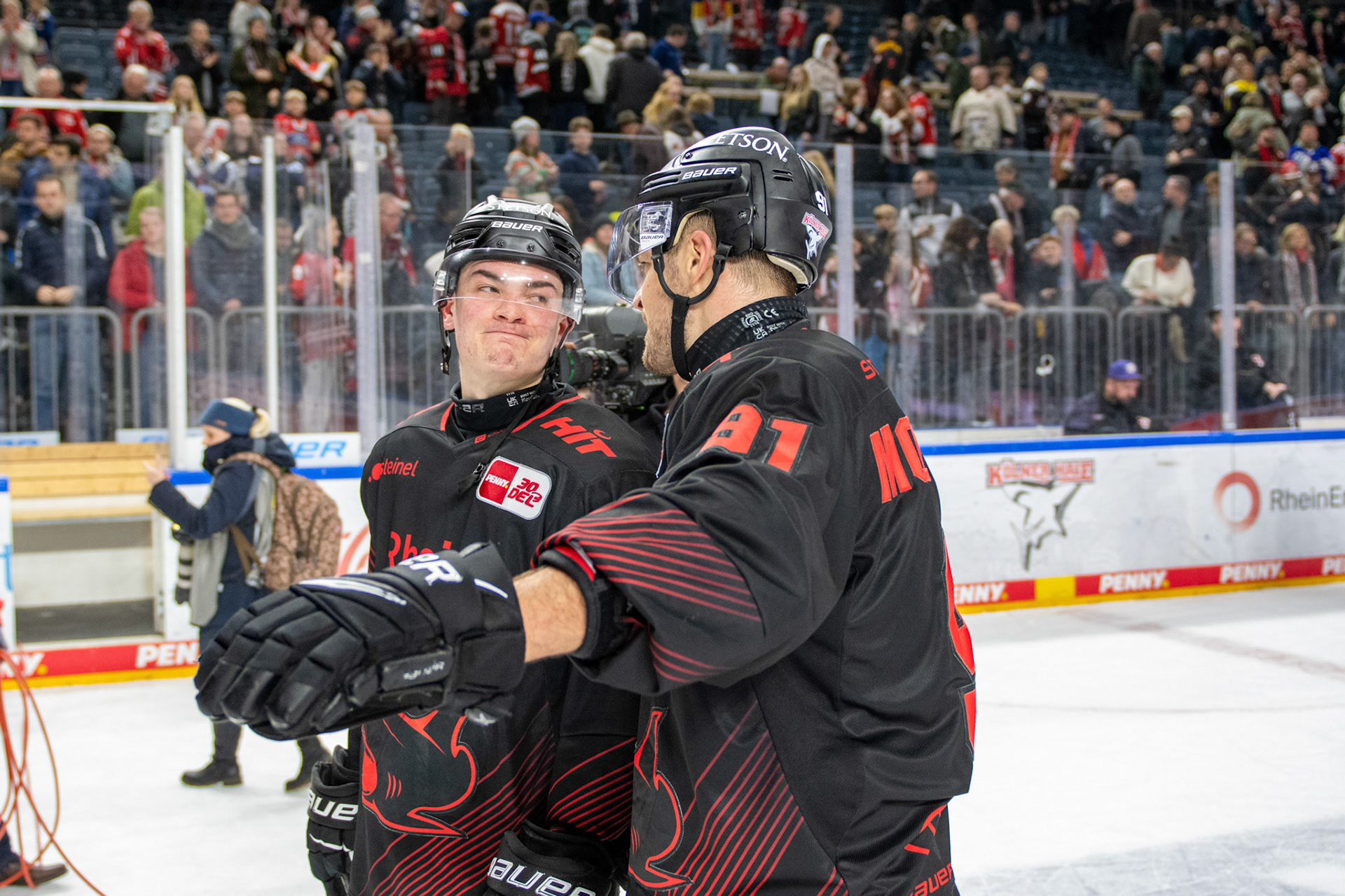 Moritz Mueller im Gespräch mit Justin Schuetz; DEL Kölner Haie - Iserlohn Roosters, 02.01.2024