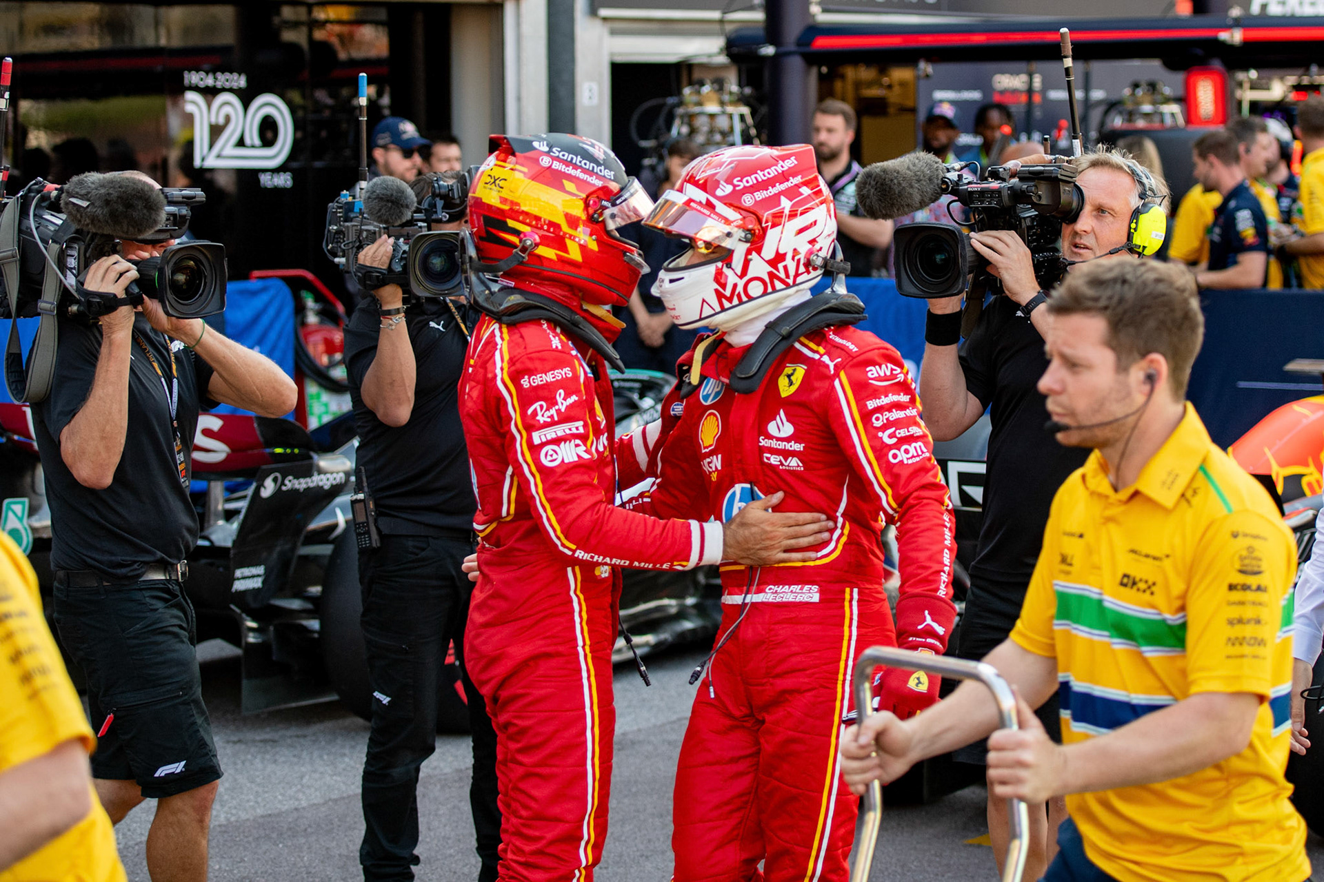 Charles Leclerc #16, Scuderia Ferrari und Carlos Sainz #55, Scuderia Ferrari gratulieren sich zur Poleposition und zu P3; Formel1 GP Monaco Samstag, 25.05.2024