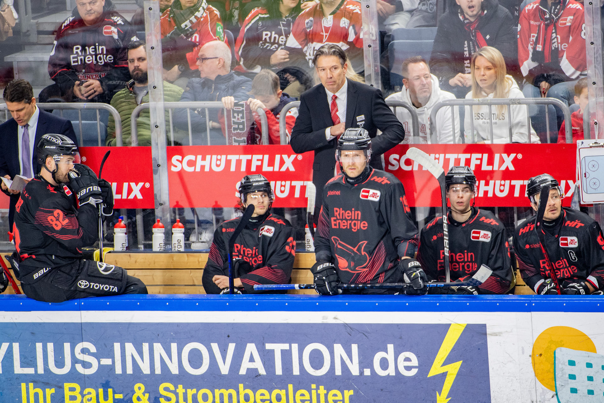 Kölner Headcoach Uwe Krupp mit seiner Mannschaft; DEL Kölner Haie - EHC Red Bull München, 05.01.2024