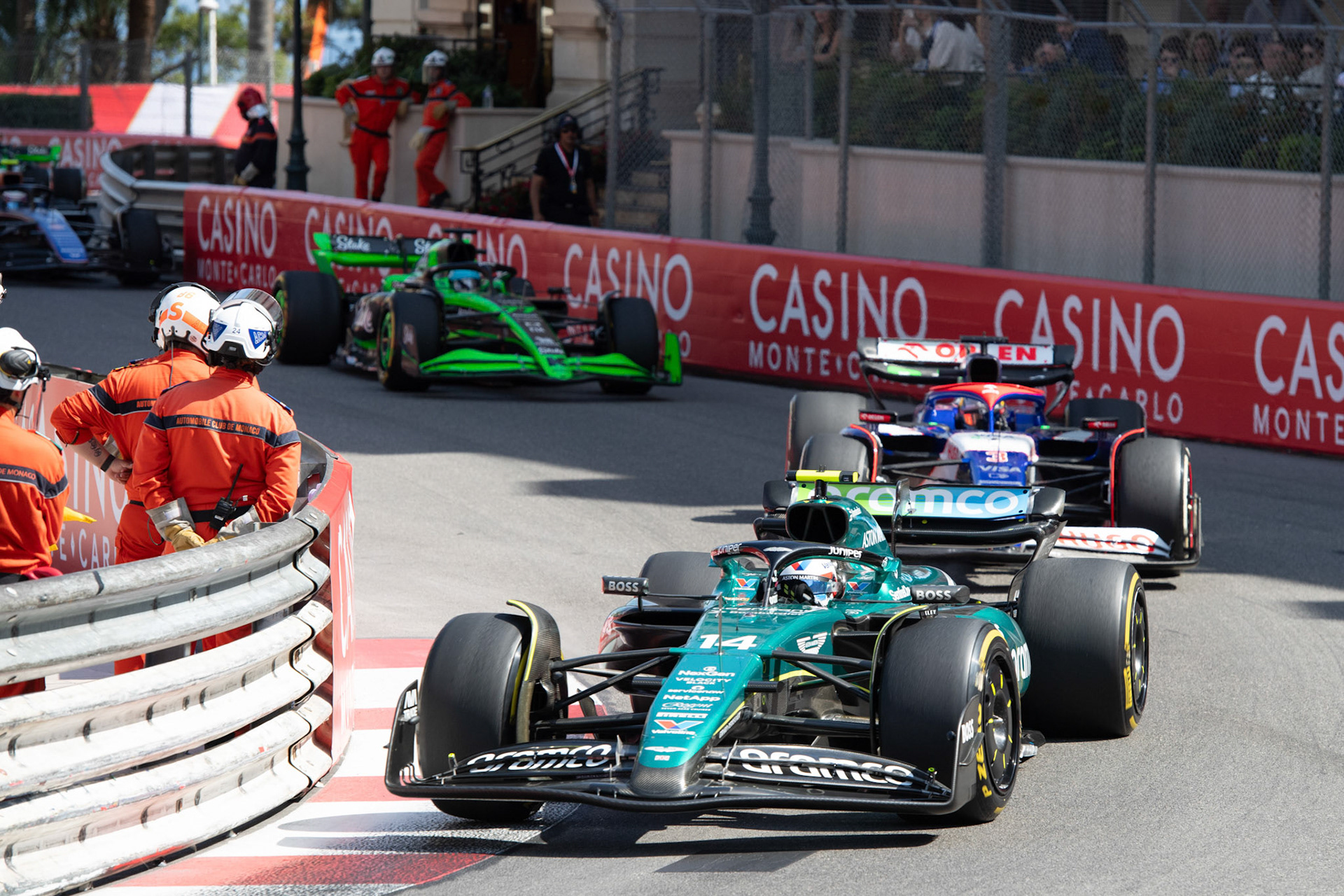 Fernando Alonso #14, Aston Martin Aramco F1 Team und Daniel Ricciardo, #3, Visa Cash App RB Formula One Team und Valtteri Bottas #77, Stake F1 Team Kick Sauber; Formel1 GP Monaco Sonntag, 26.05.2024