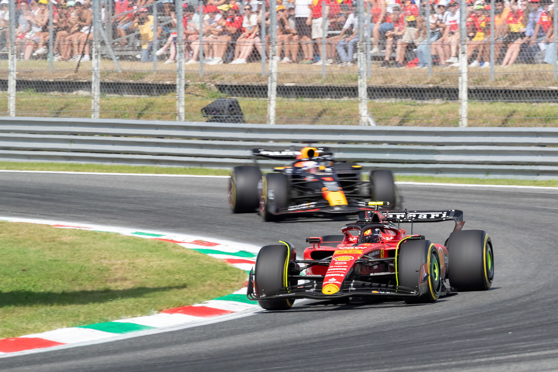 Carlos Sainz (ESP) Scuderia Ferrari fuehrt vor Max Verstappen; Formel 1 GP Italien / Monza. Sonntag, 03.09.2023