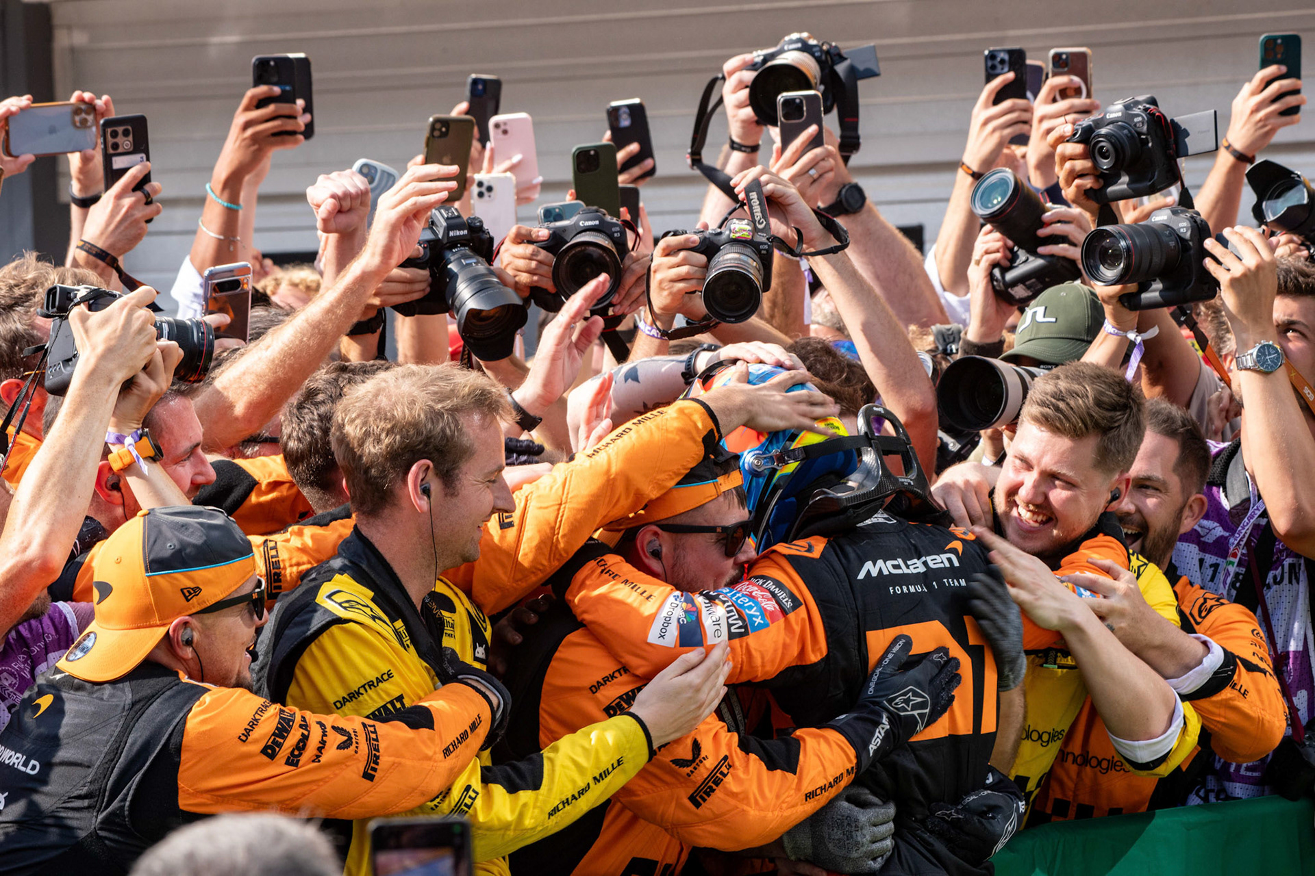 Oscar Piastri #81, McLaren Formula 1 Team beim Siegesjubel;Formel 1 Budapest / Ungarn