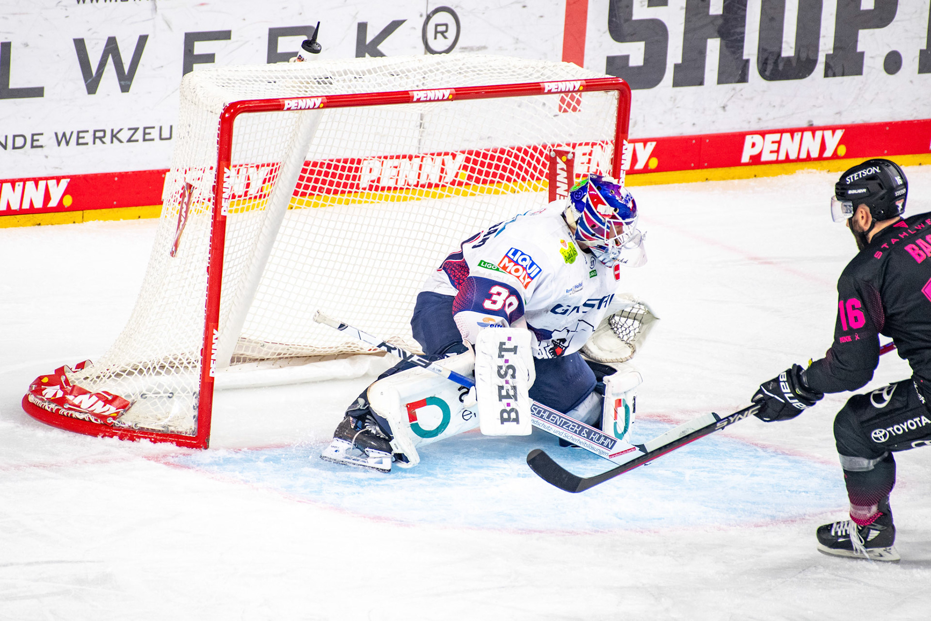 Jason Bast, Jake Hildebrad; DEL Kölner Haie - Eisbaeren Berlin, 06.10.2023