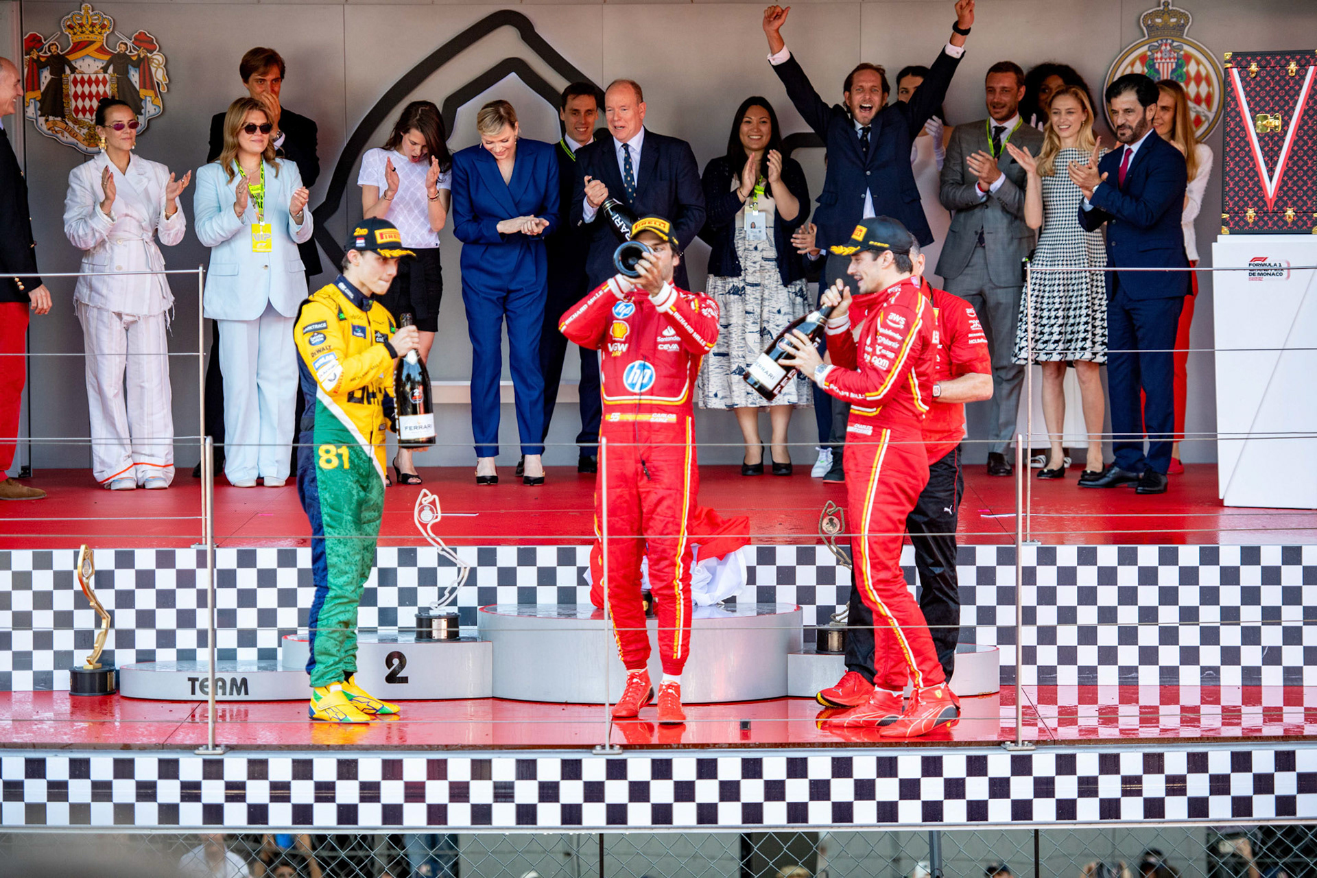 Charles Leclerc #16, Scuderia Ferrari und Carlos Sainz #55, Scuderia Ferrari und Oscar Piastri #81, McLaren Formula 1 Team auf dem Podium. Fürst Albert II. von Monaco und Charlène von Monaco und Mohammed bin Sulayem, Präsident der FIA; Formel1 GP Monaco Sonntag, 26.05.2024