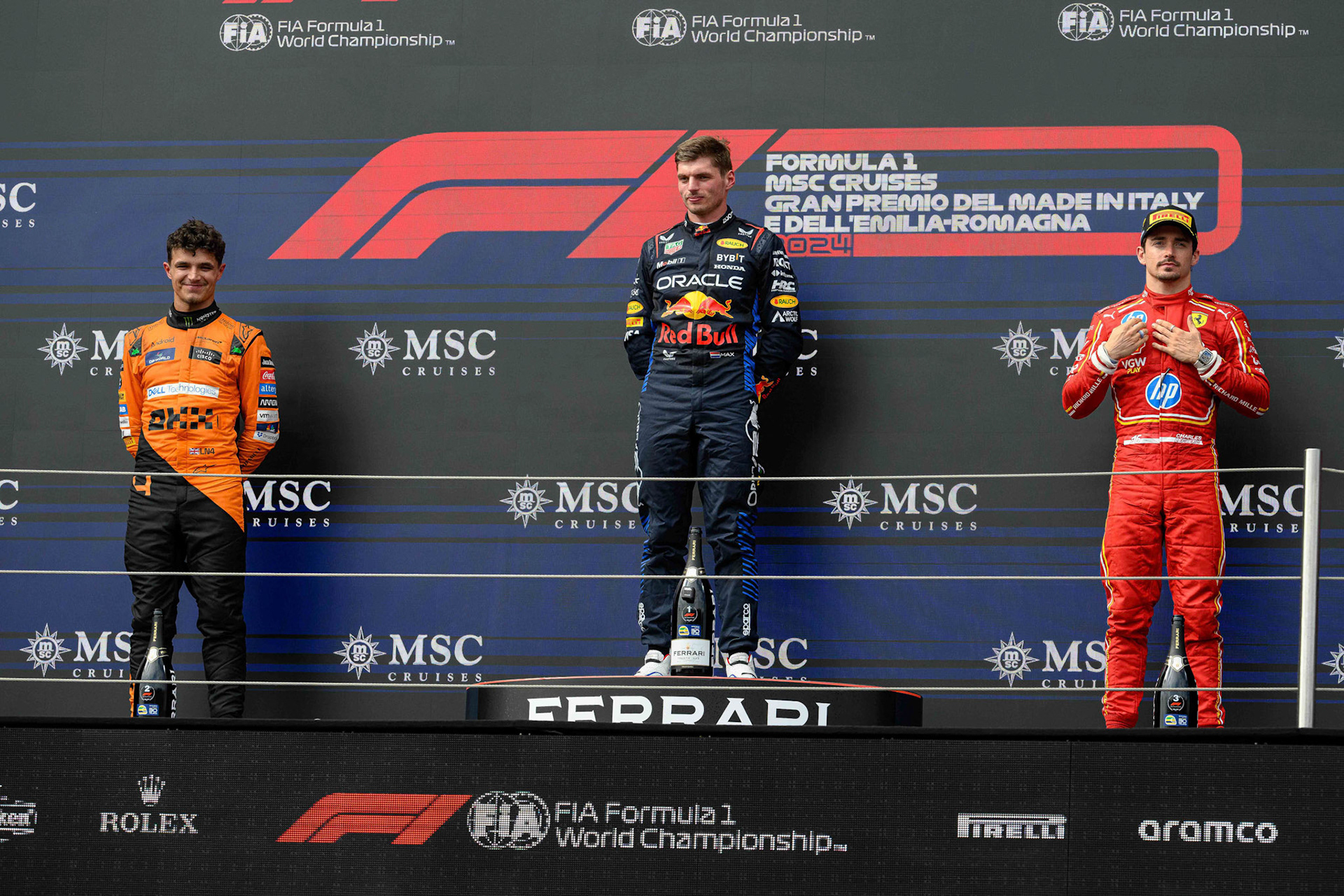 Lando Norris #4, McLaren Formula 1 Team und Max Verstappen #1, Oracle Red Bull Racing und Charles Leclerc #16, Scuderia Ferrari auf dem Podium.; F1 GP Imola / Italien Sonntag, 19.05.2024