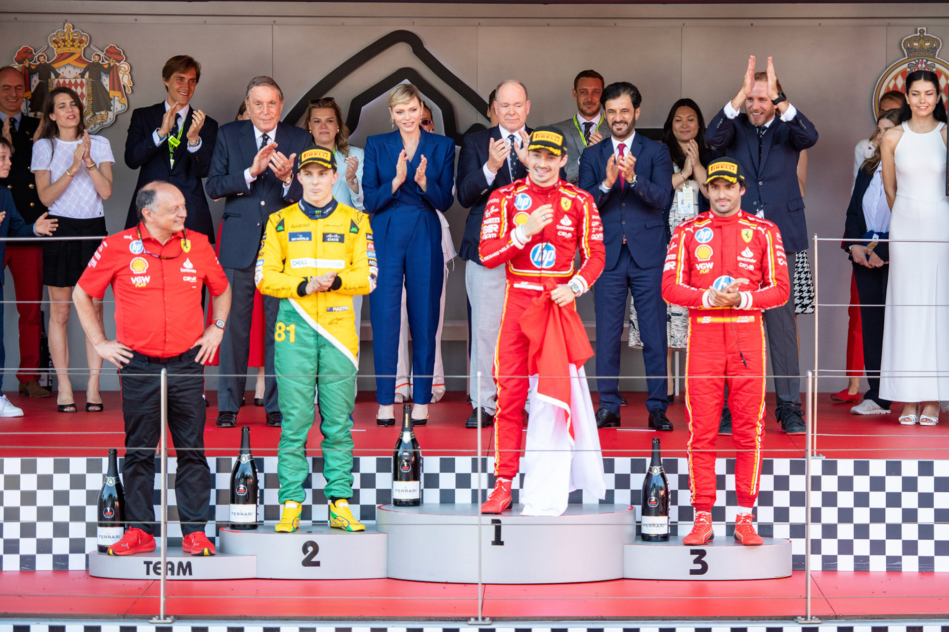Frederic Vasseur, Teamchef Scuderia Ferrari und Charles Leclerc #16, Scuderia Ferrari und Carlos Sainz #55, Scuderia Ferrari und Oscar Piastri #81, McLaren Formula 1 Team und Fürst Albert II. von Monaco und Charlène von Monaco und Mohammed bin Sulayem, Präsident der FIA auf dem Podium; Formel1 GP Monaco Sonntag, 26.05.2024