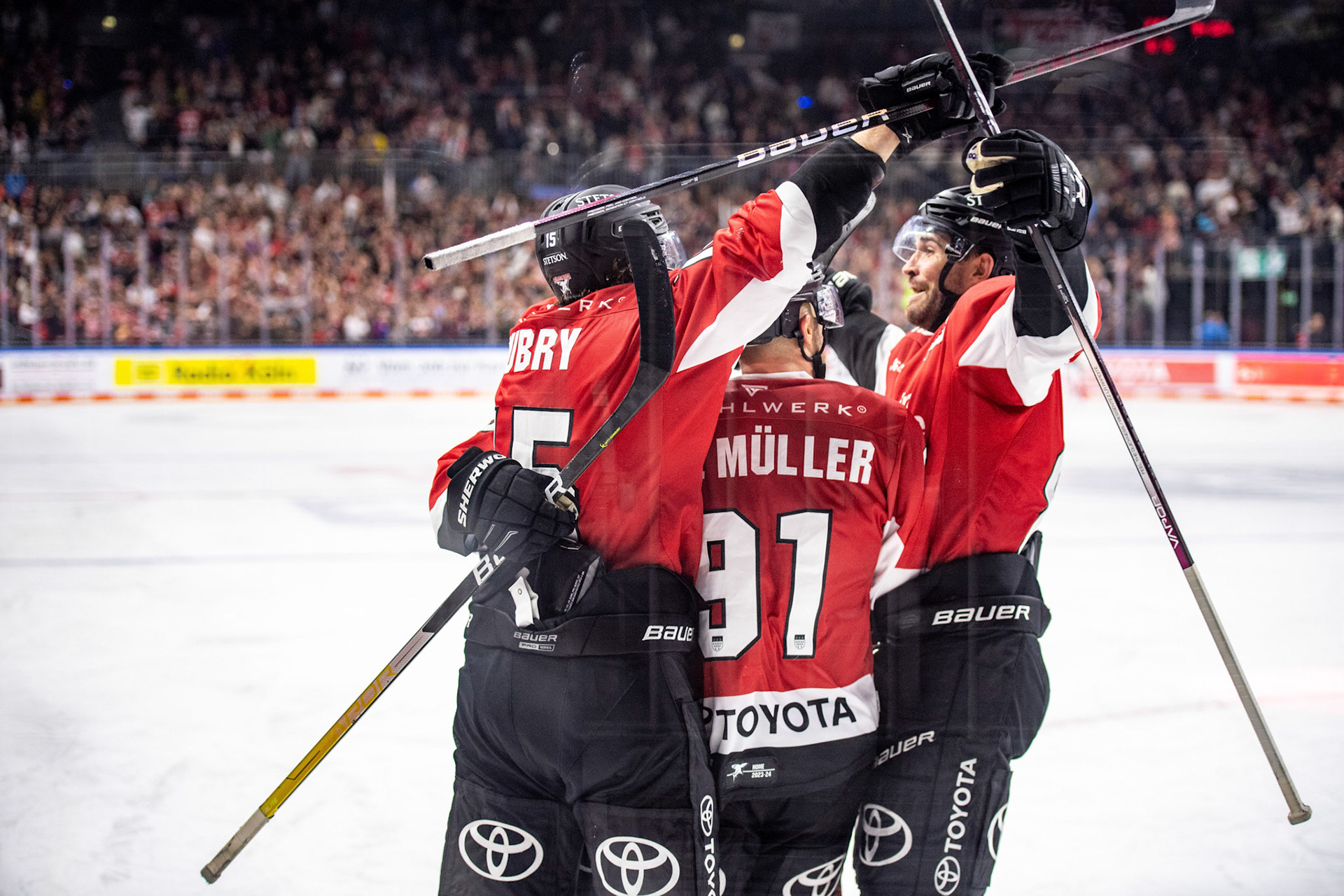 Koelner Haie im Torjubel, Louis Marc Aubry, Moritz Mueller; DEL Kölner Haie - Augsburger Panther, 03.10.2023