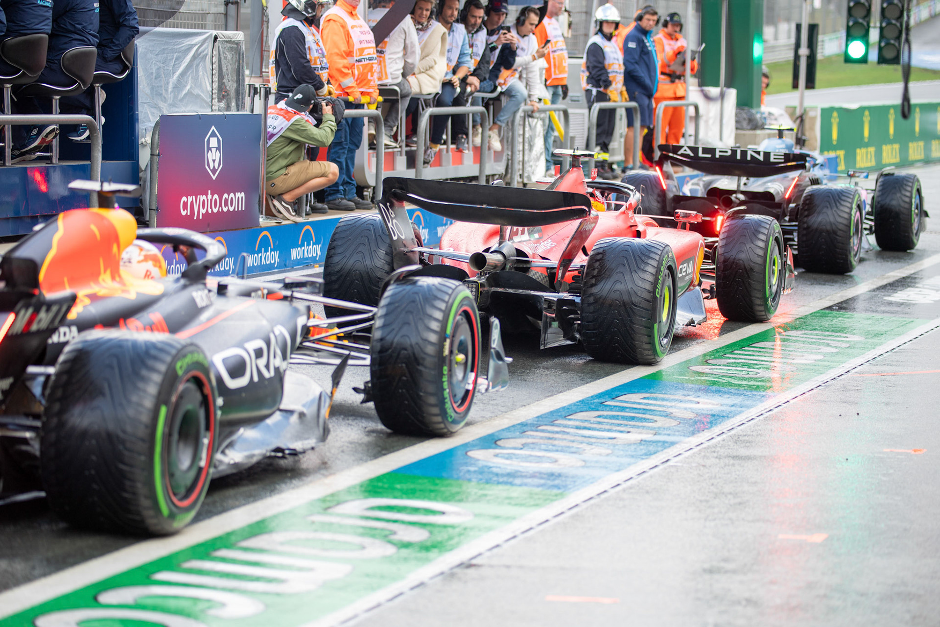 Fahrzeuge in der Boxengasse; Formel 1 GP Holland / Zandvoort. Samstag, 26.08.2023^