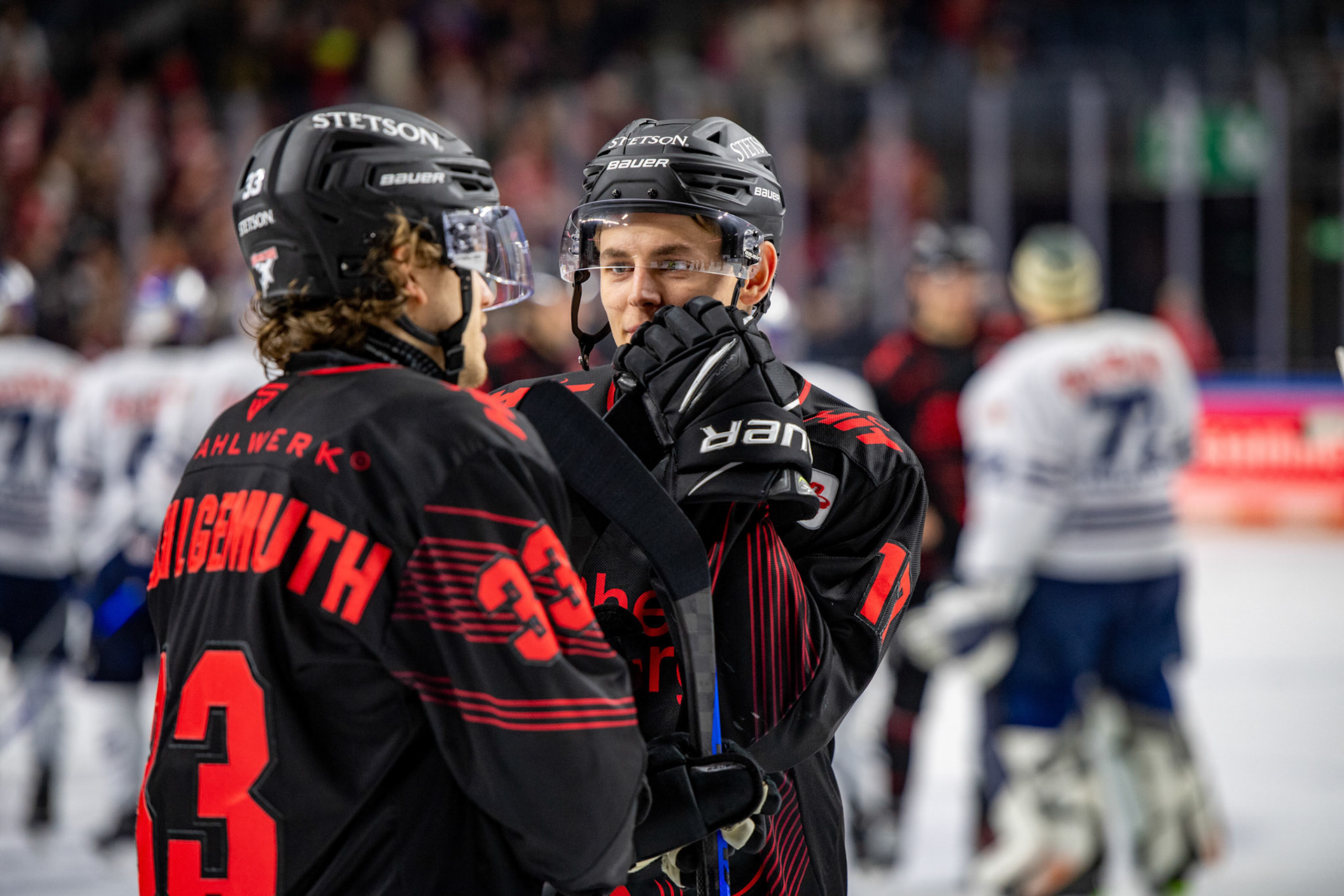 Enttäuscht nach der Niederlage, Tim Wohlgemuth, Jan Luca Sennhenn; DEL Kölner Haie - EHC Red Bull München, 05.01.2024