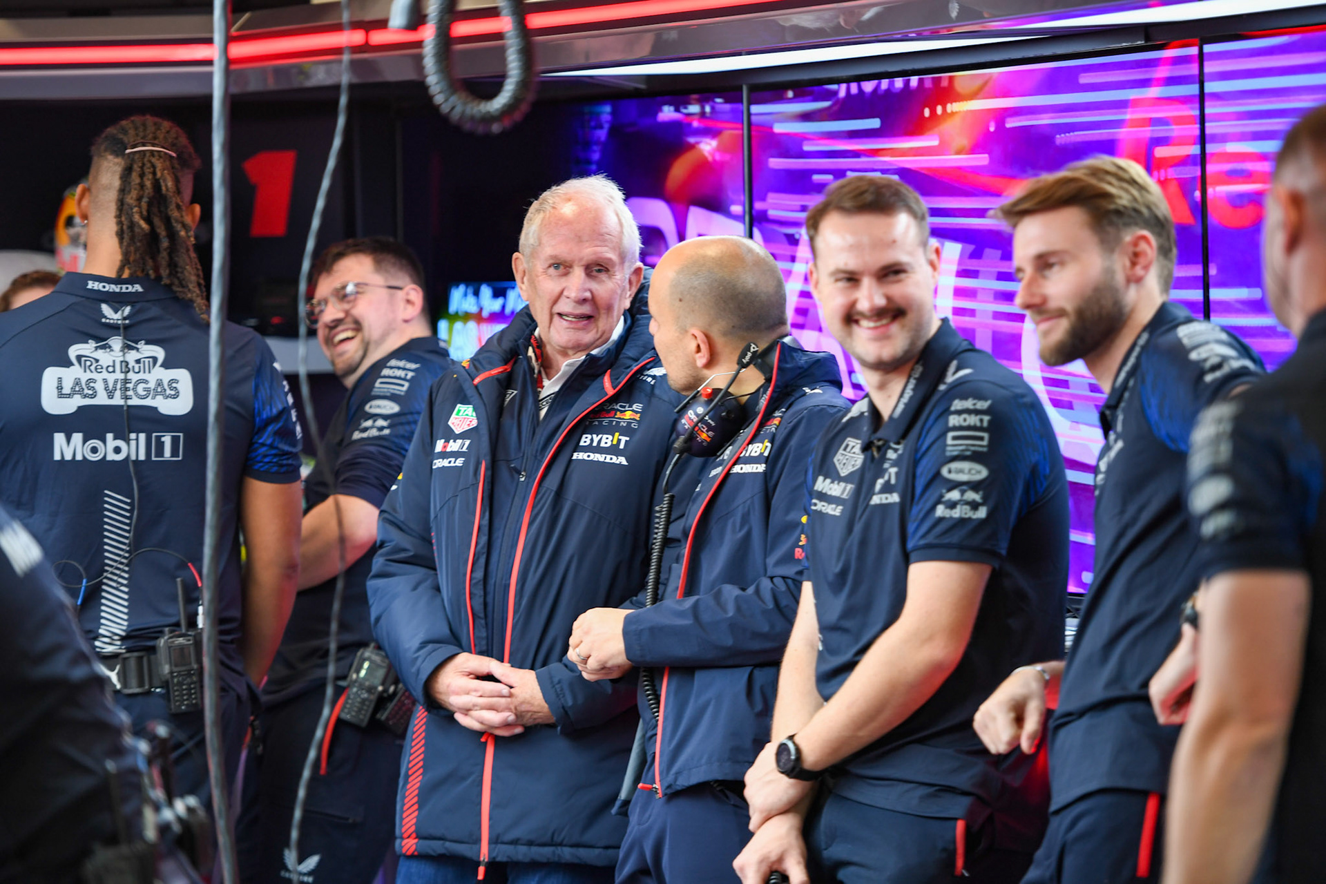Dr. Helmut Marko im Gespräch mit Gianpiero Lambiase, Formel 1 GP USA Las Vegas. Samstag 18.11.2023