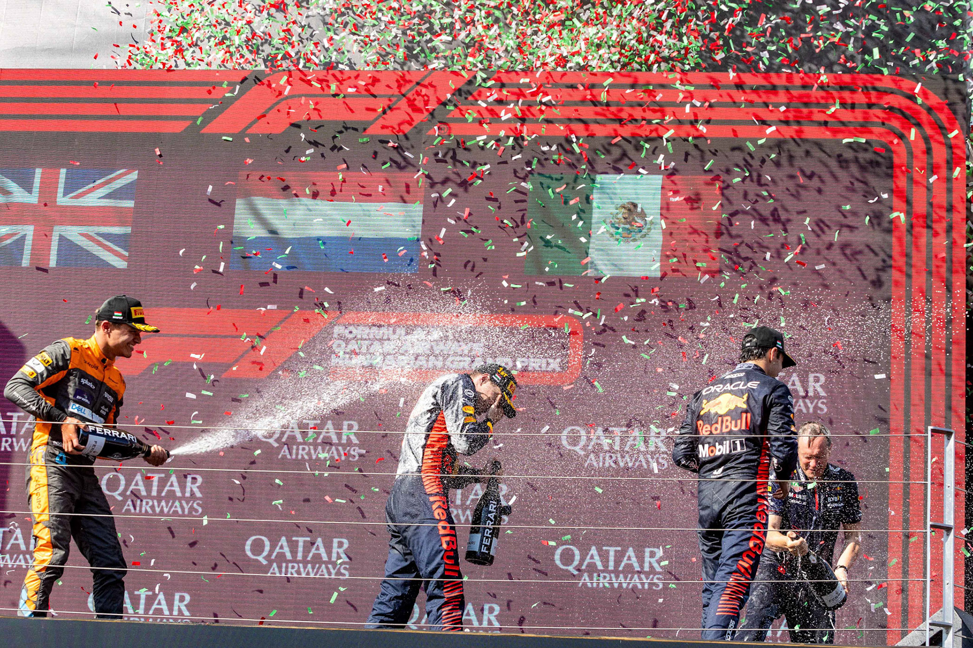 Podium in Budapest mit Max Verstappen, Lando Norris, Sergio Perez und Red Bull Chefingenieur Paul Monaghan; Formel 1 GP Budapest / Ungarn. Sonntag, 23.07.2023