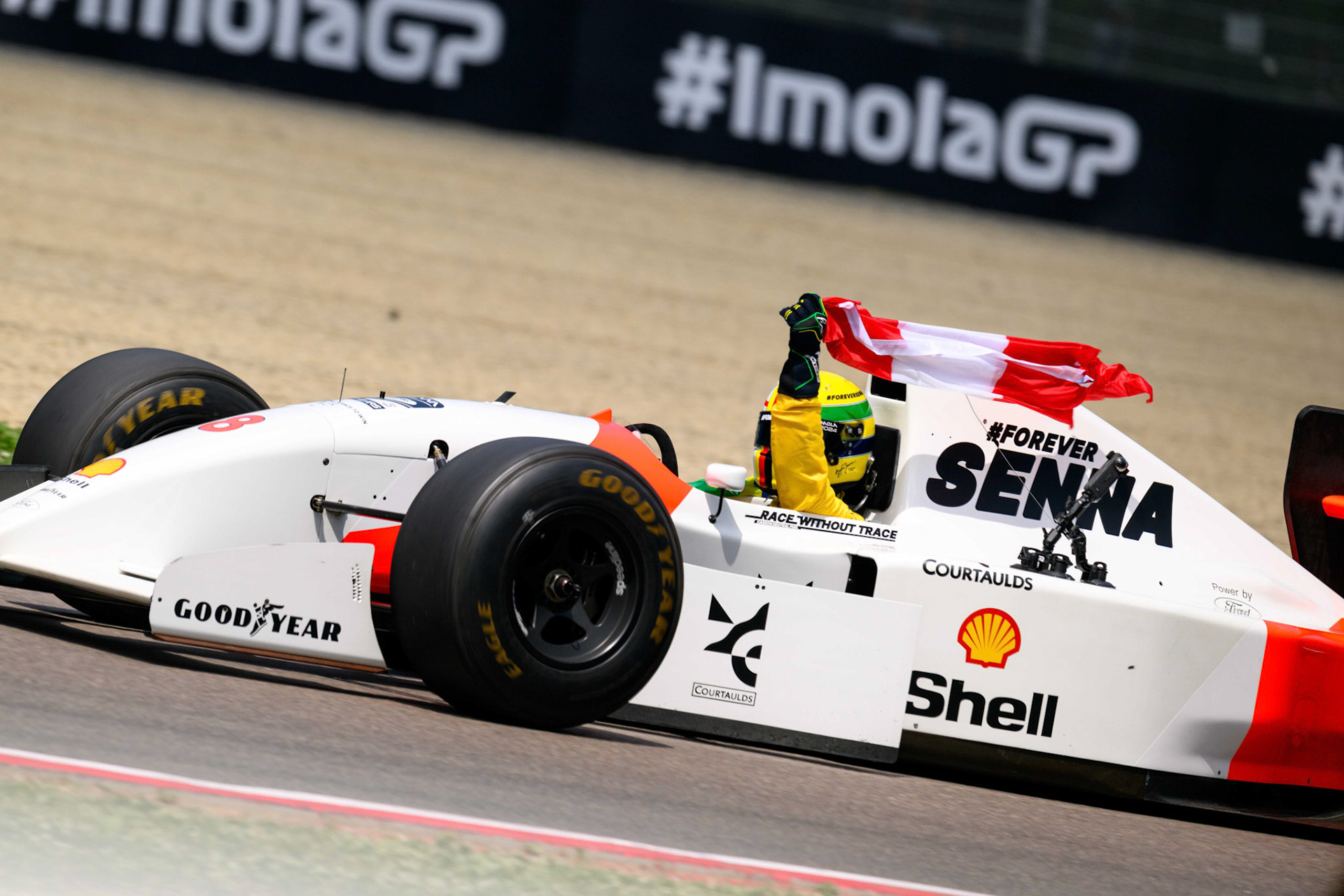 Sebastian Vettel in Ayrton Sennas McLaren MP4/8 aus dem Jahr 1993; F1 GP Imola / Italien Sonntag, 19.05.2024