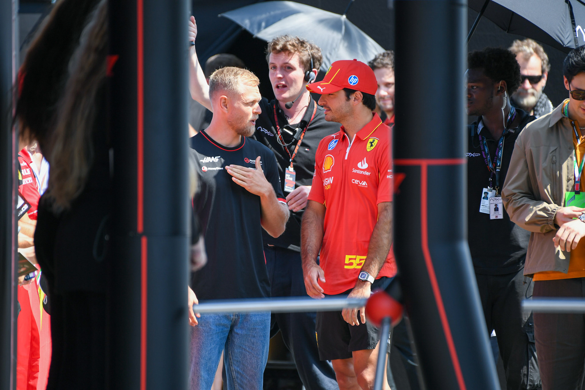 Kevin Magnussen #20, MoneyGram Haas F1 Team und Carlos Sainz #55, Scuderia Ferrari;Formel 1 Budapest / Ungarn, 20.07.2024