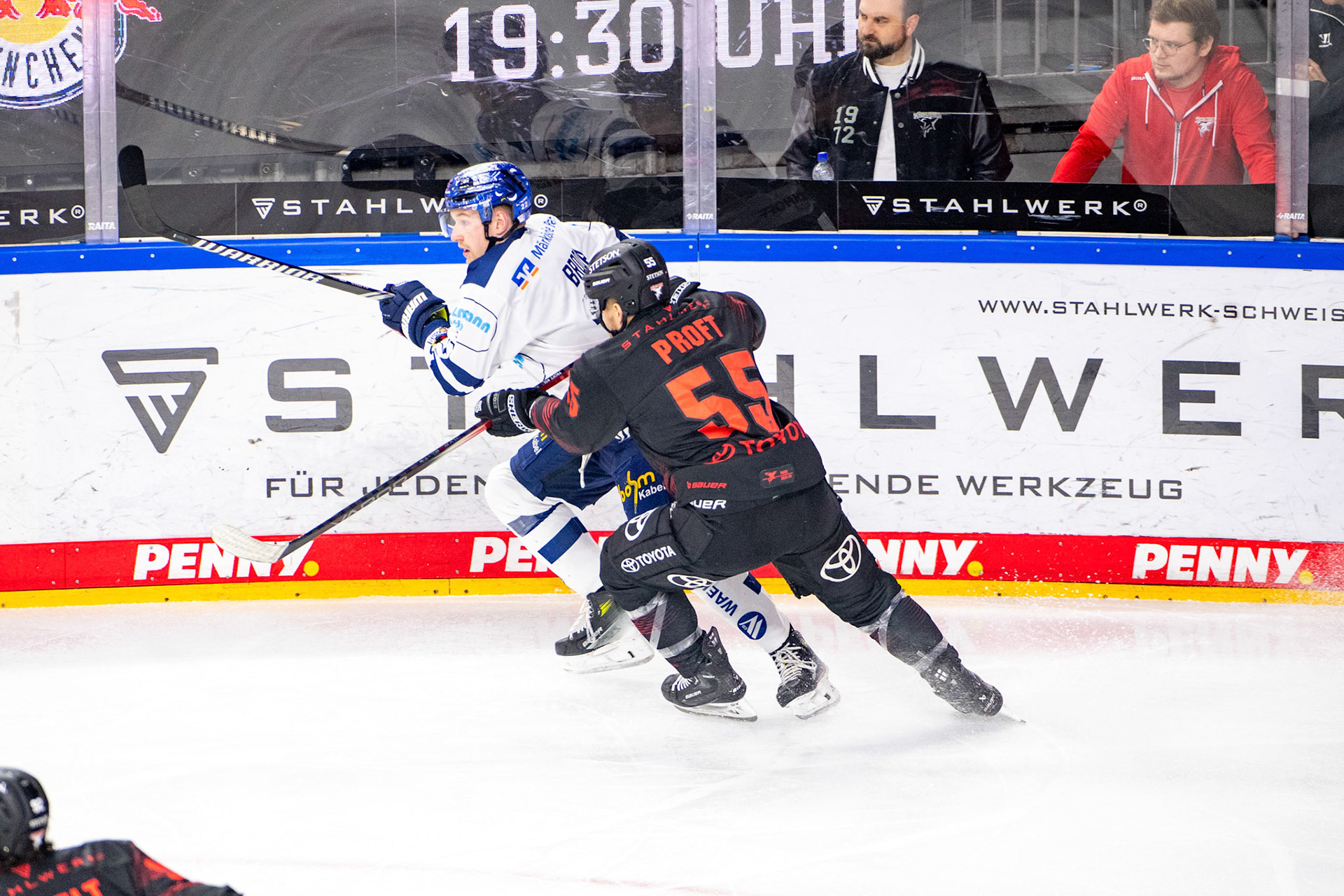 Carter Proft im Zweikampf mit John Broda; DEL Kölner Haie - Iserlohn Roosters, 02.01.2024